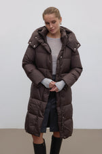 Ciemnobrązowa kurtka damska na zimę z puchem gęsim przed kolano Estro ER00118488.