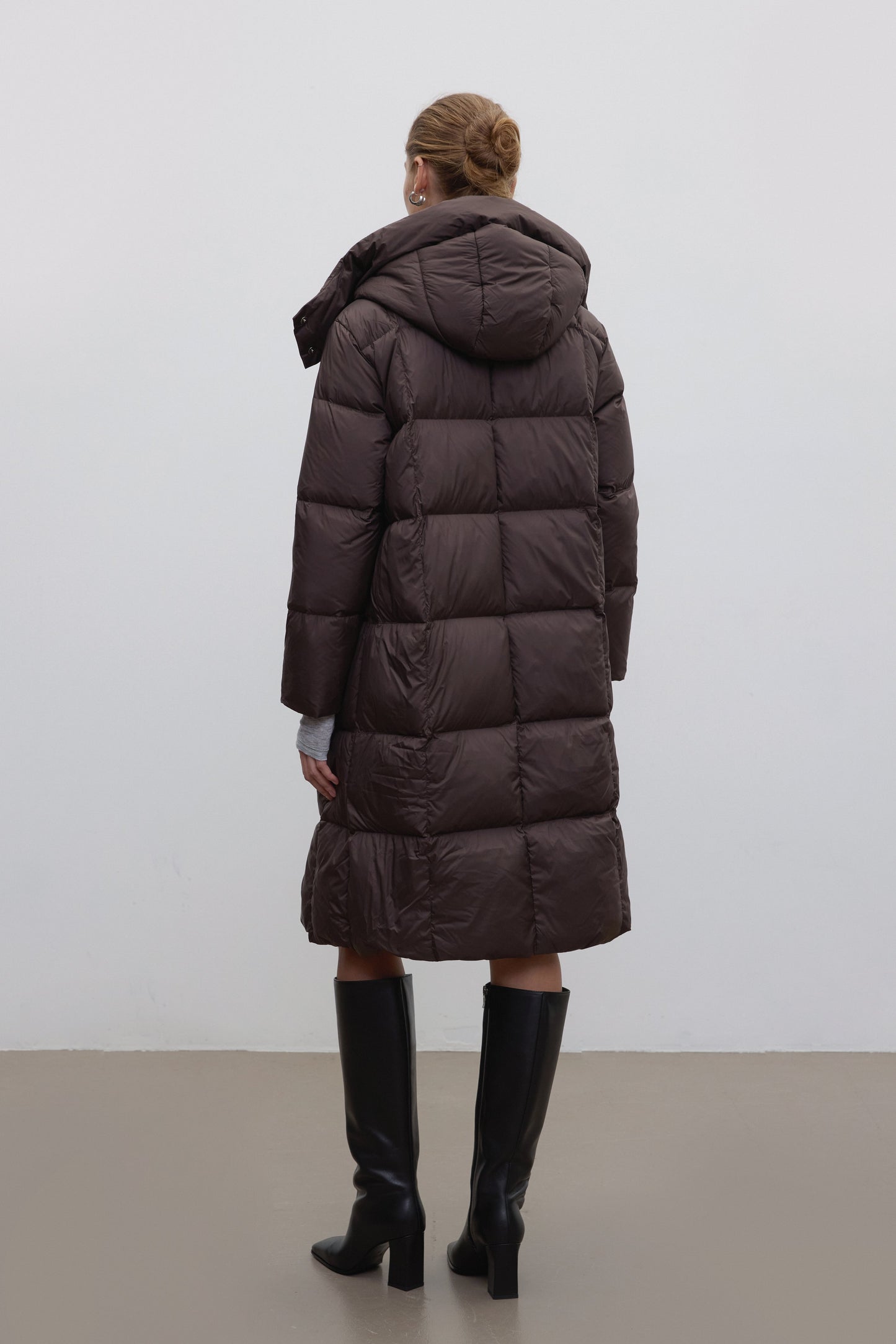Damska ciemnobrązowa kurtka na zimę z puchem gęsim przed kolano Estro.