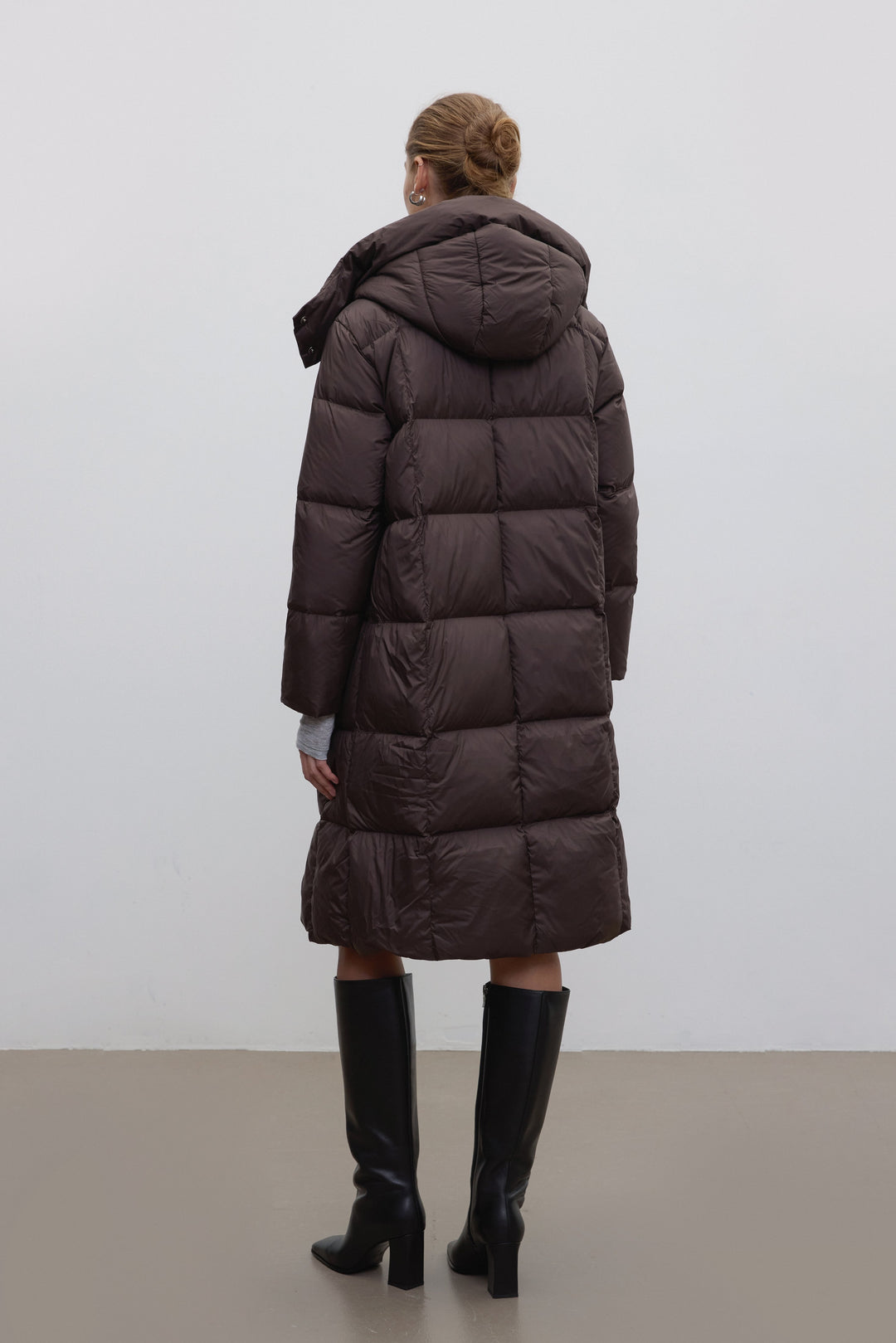 Damska ciemnobrązowa kurtka na zimę z puchem gęsim przed kolano Estro.