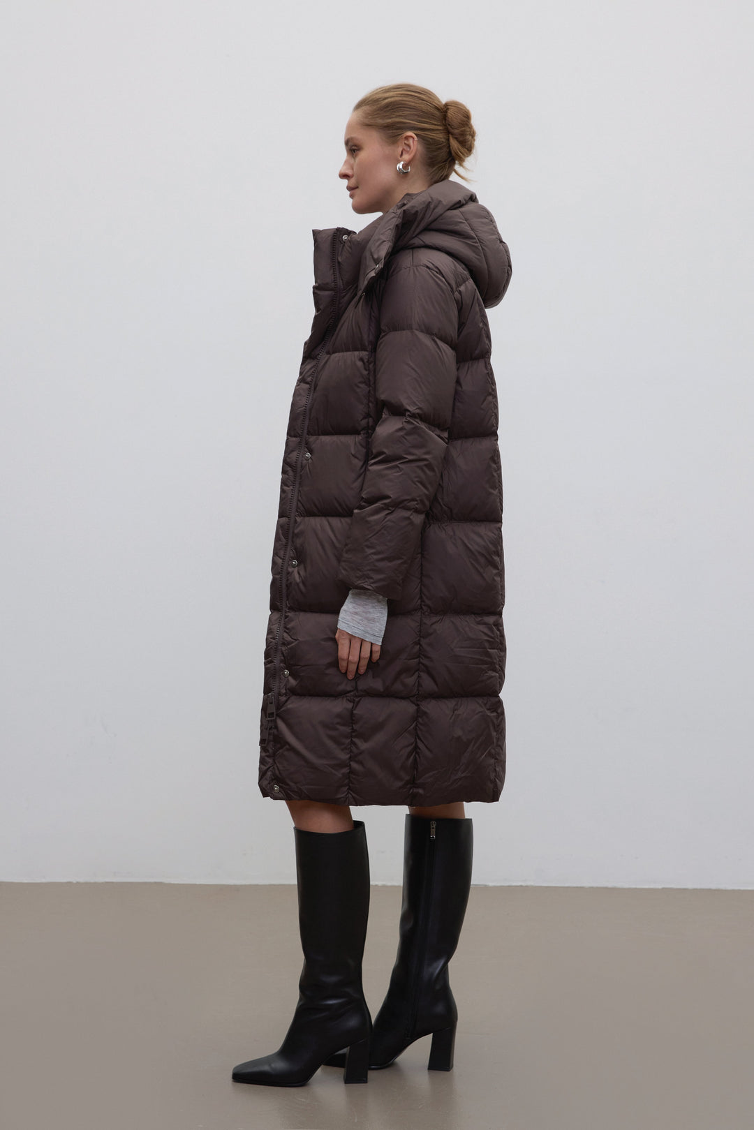 Kurtka damska na zimę, ciemnobrązowa, z puchem gęsim, przed kolano, Estro.