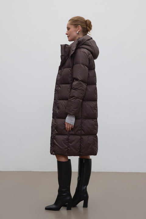 Kurtka damska na zimę, ciemnobrązowa, z puchem gęsim, przed kolano, Estro.