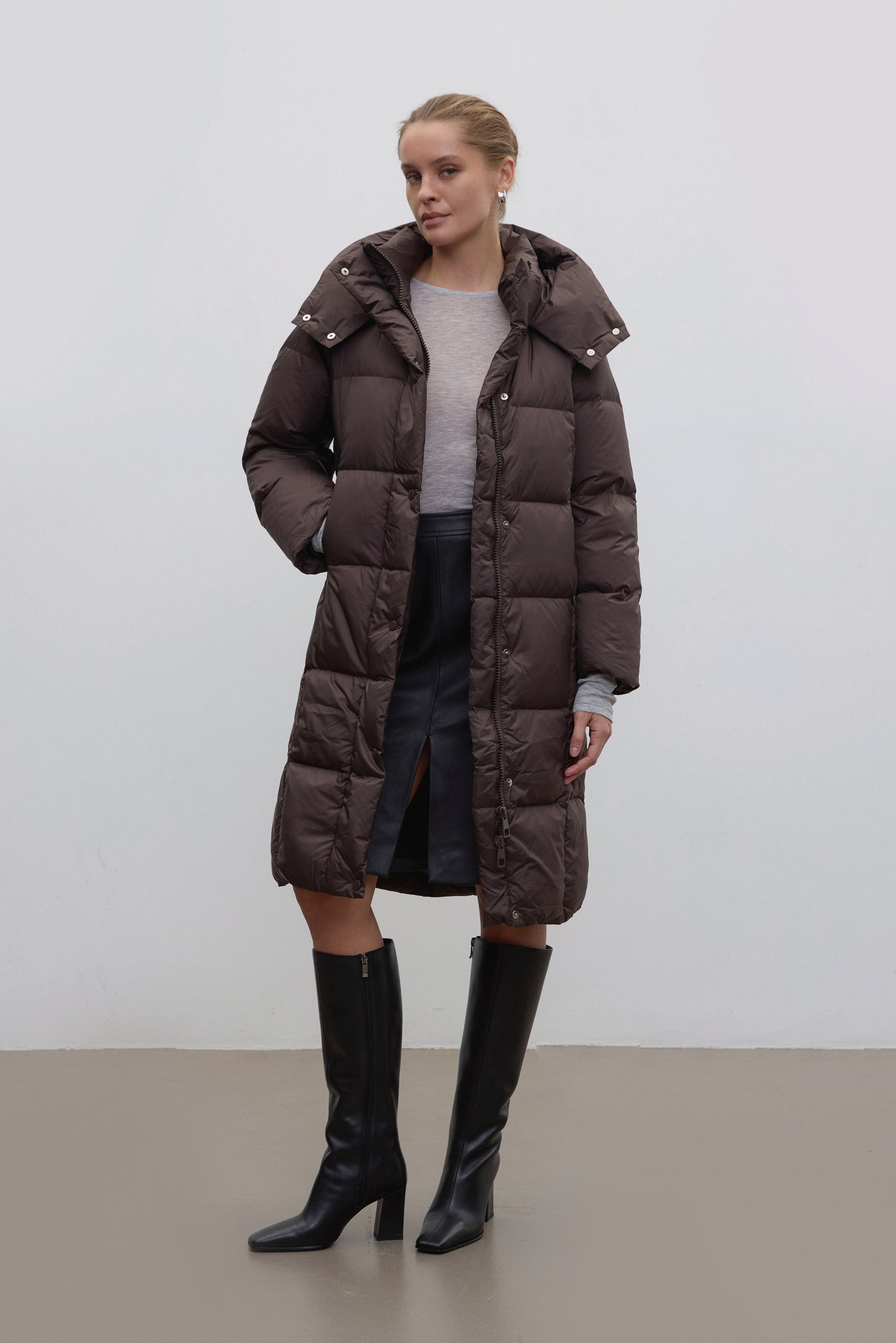Ciemnobrązowa kurtka damska Estro na zimę, przed kolano, z puchem gęsim.