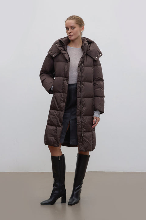 Ciemnobrązowa kurtka damska Estro na zimę, przed kolano, z puchem gęsim.