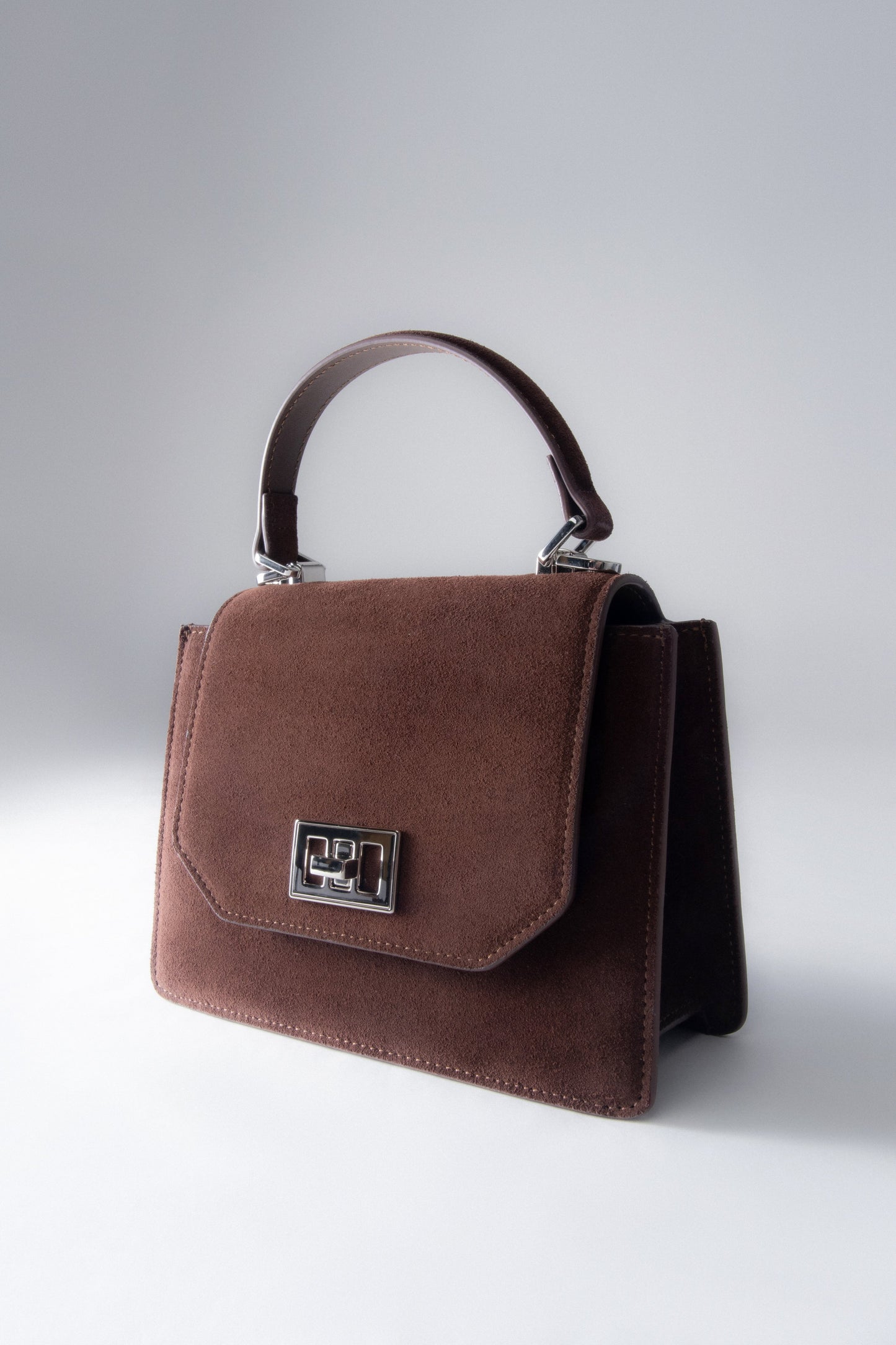 Ciemnobrązowa mini torebka damska typu kuferek z weluru naturalnego Estro ER00117253.