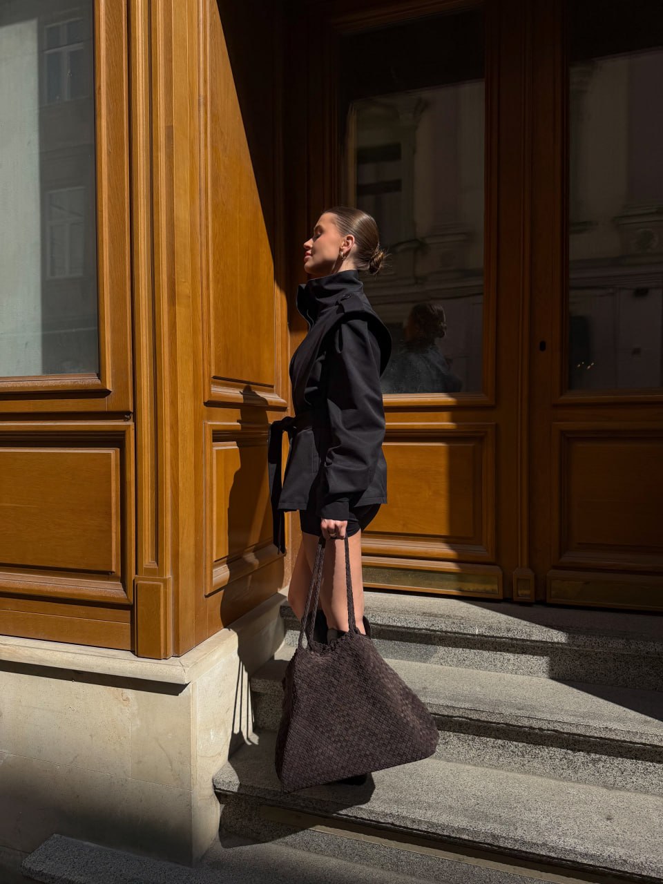 Ciemnobrązowa shopperka damska z plecionego weluru naturalnego Estro ER00118927.