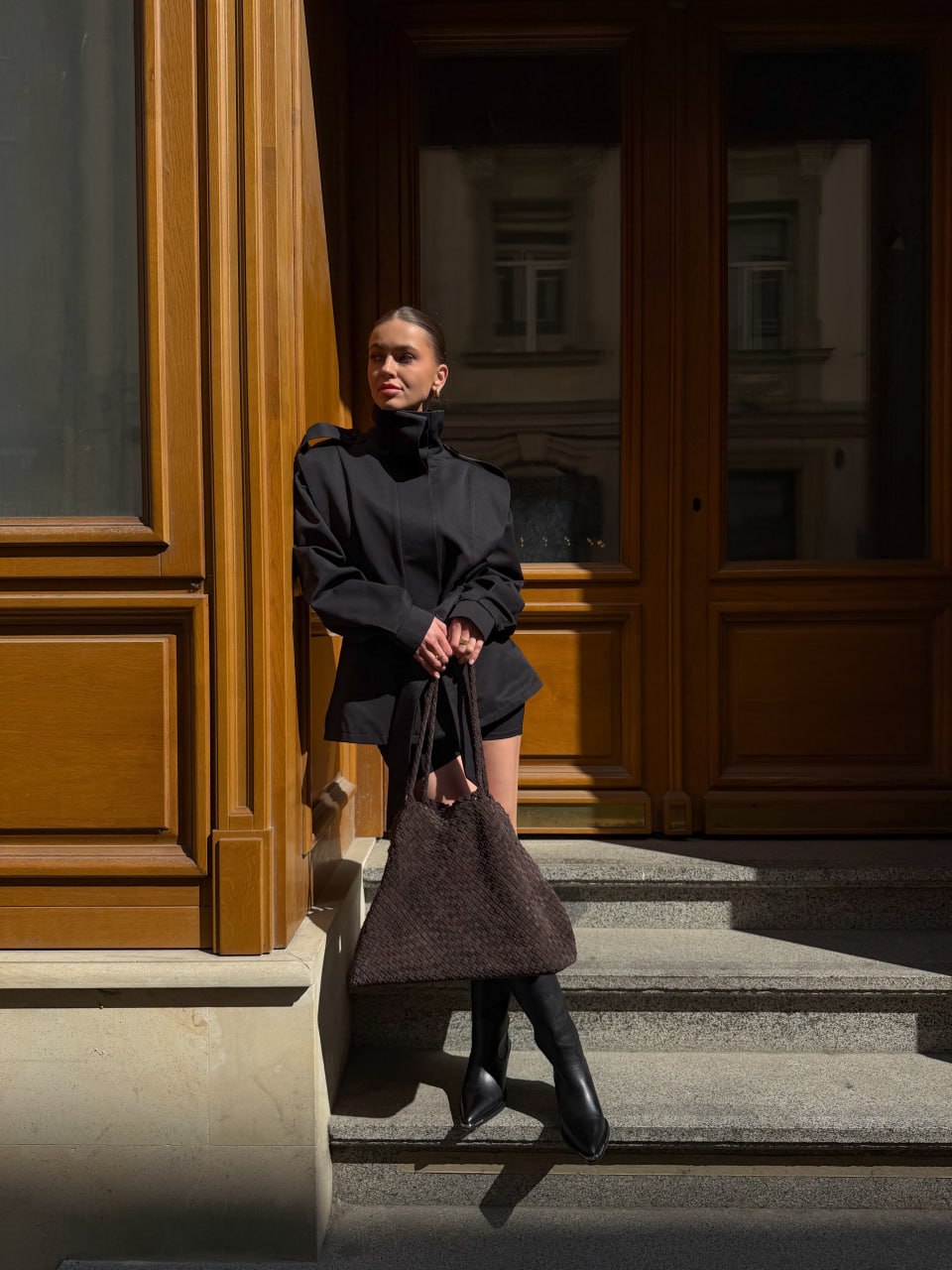 Ciemnobrązowa shopperka damska z plecionego weluru naturalnego Estro ER00118927