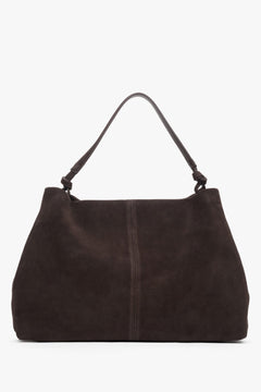 Ciemnobrązowa shopperka z naturalnego weluru o pojemnej i eleganckiej formie.