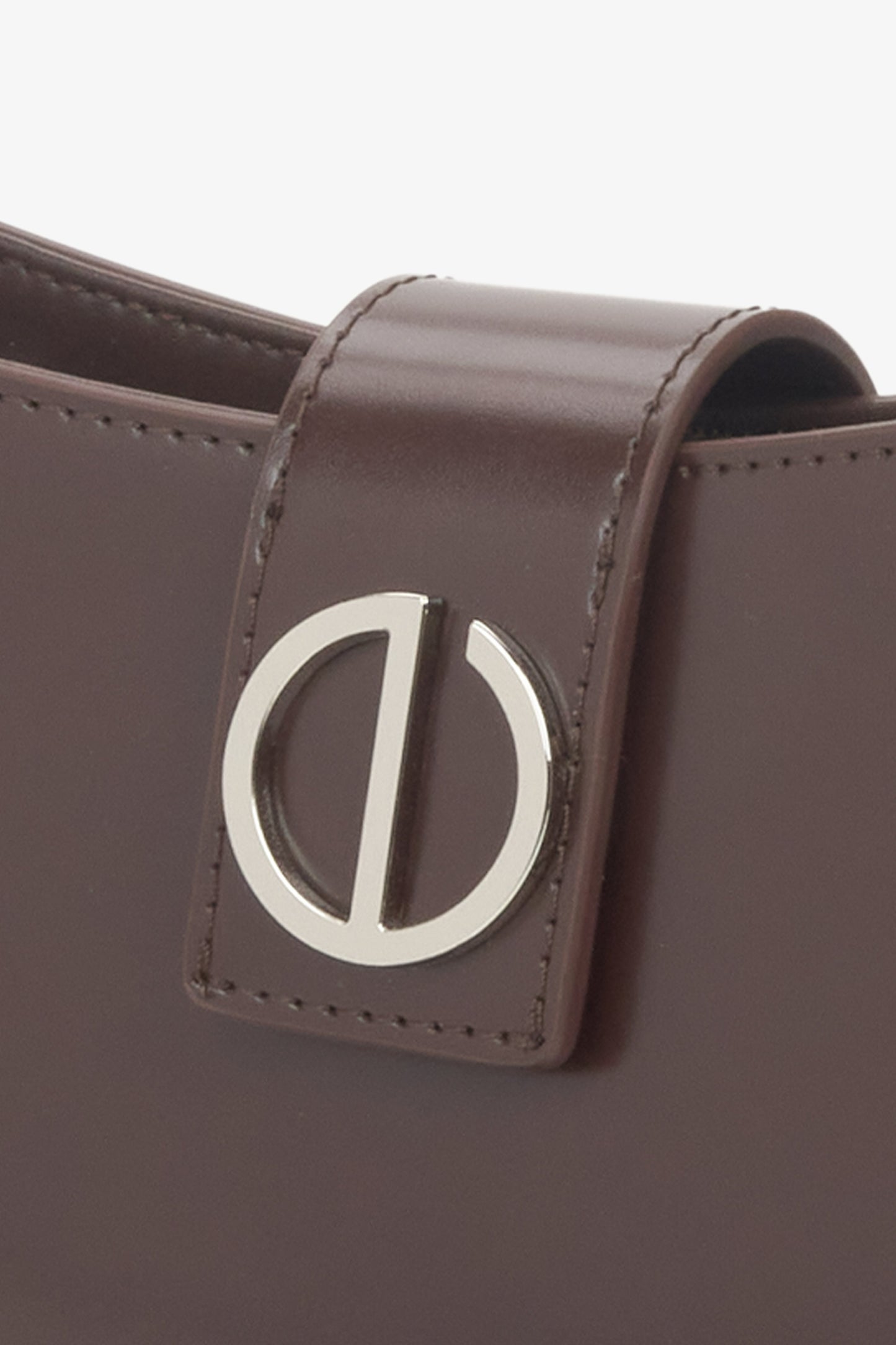 Ze srebrnymi okuciami, ciemnobrązowa skórzana torebka damska na ramię Estro.