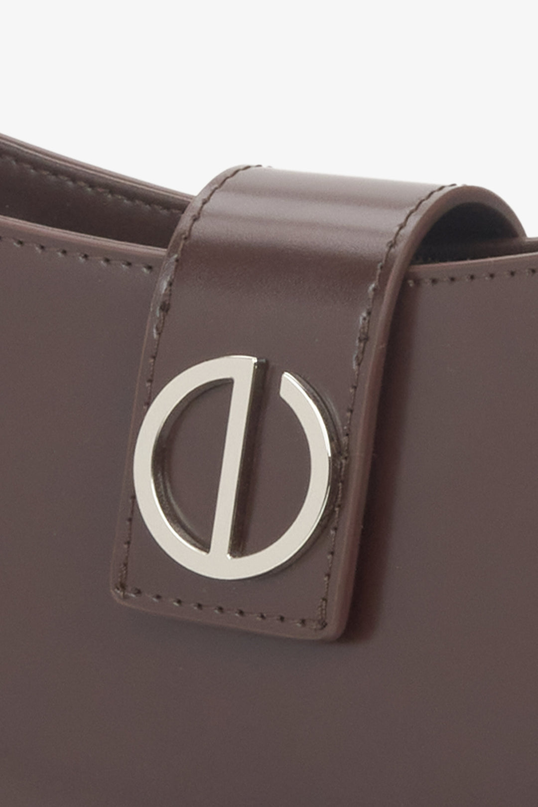 Ze srebrnymi okuciami, ciemnobrązowa skórzana torebka damska na ramię Estro.