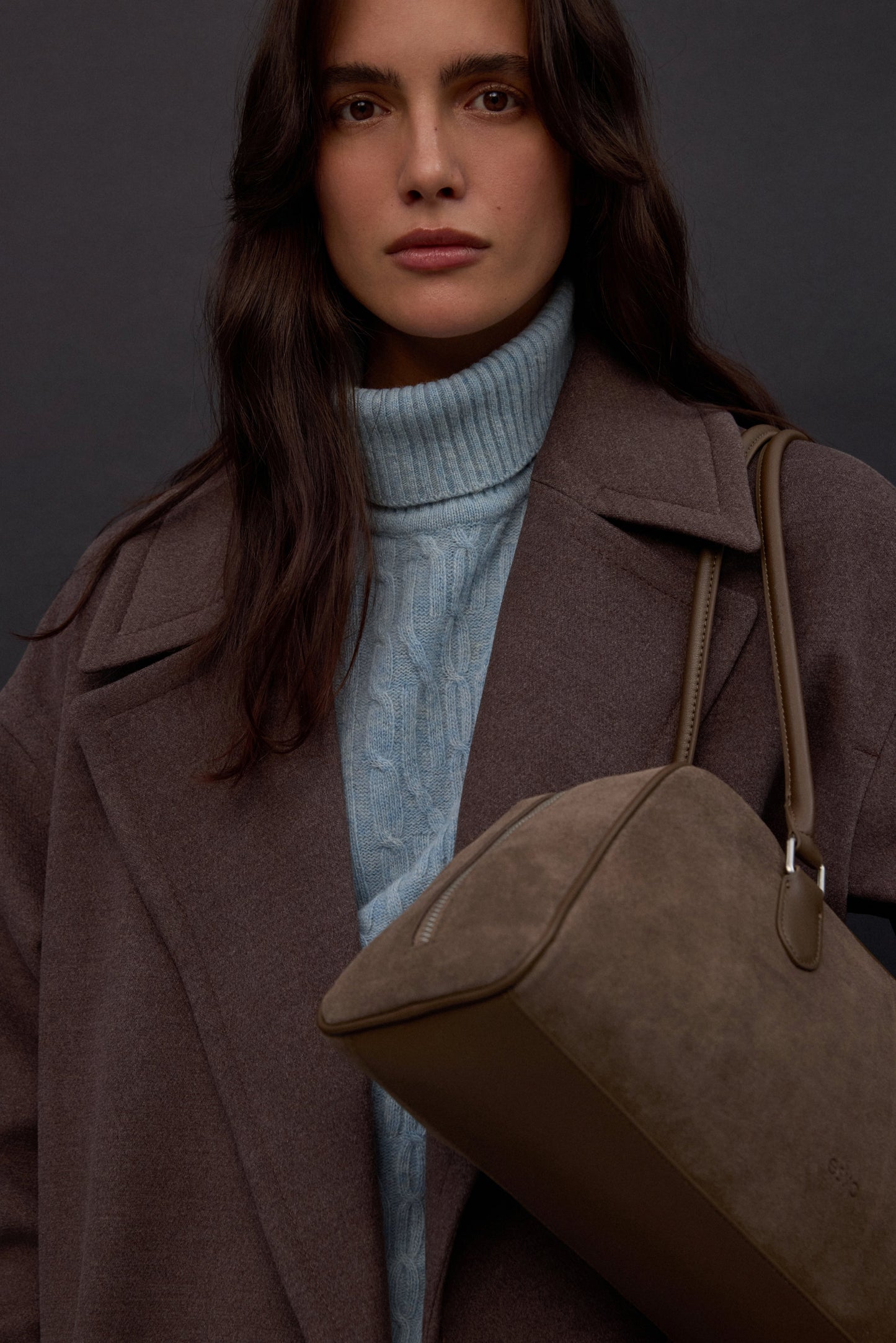 Damska ciemnobrązowa torebka z długimi ramionami z weluru naturalnego Estro.