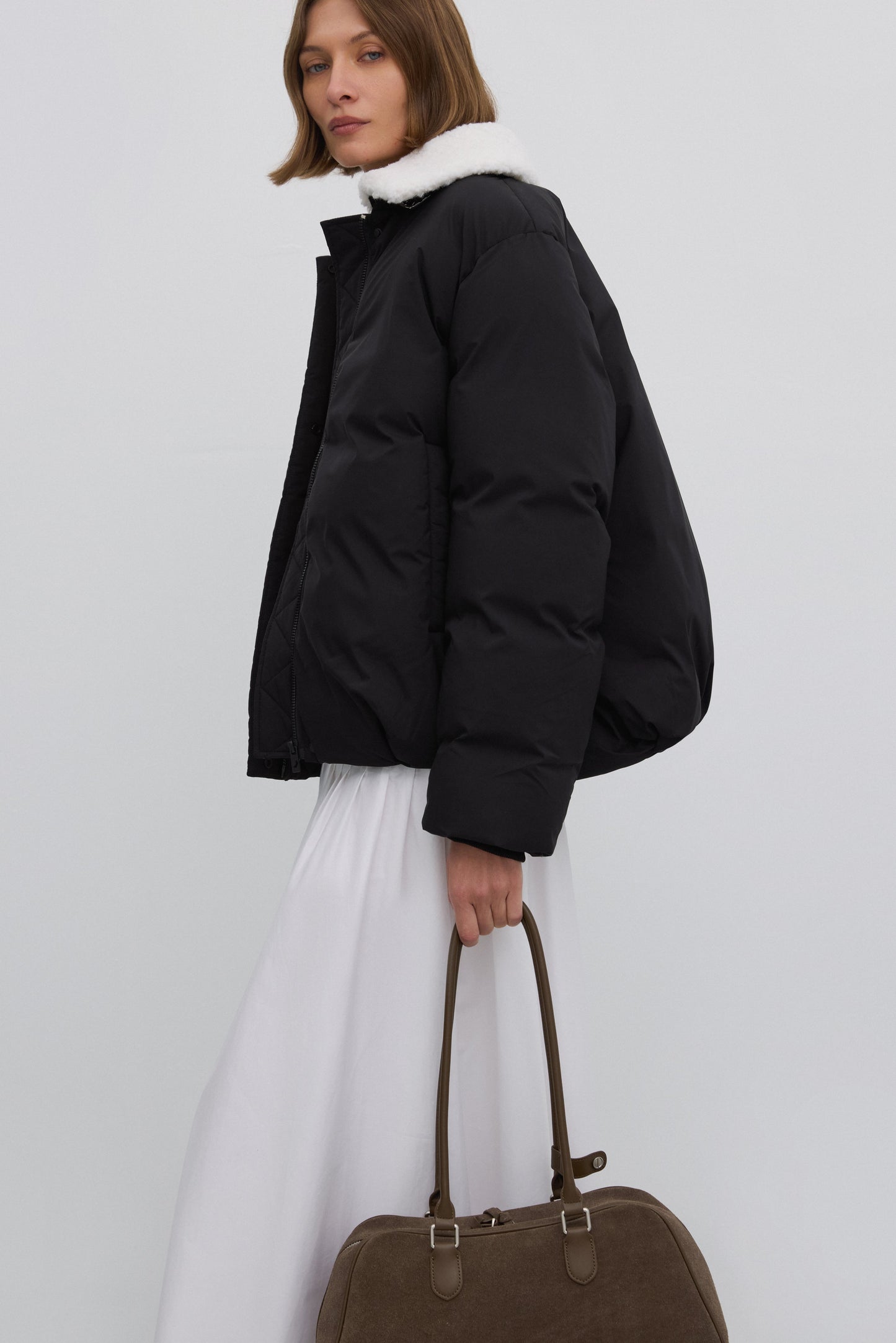 Torebka damska z długimi ramionami, ciemnobrązowa, z weluru naturalnego, Estro.