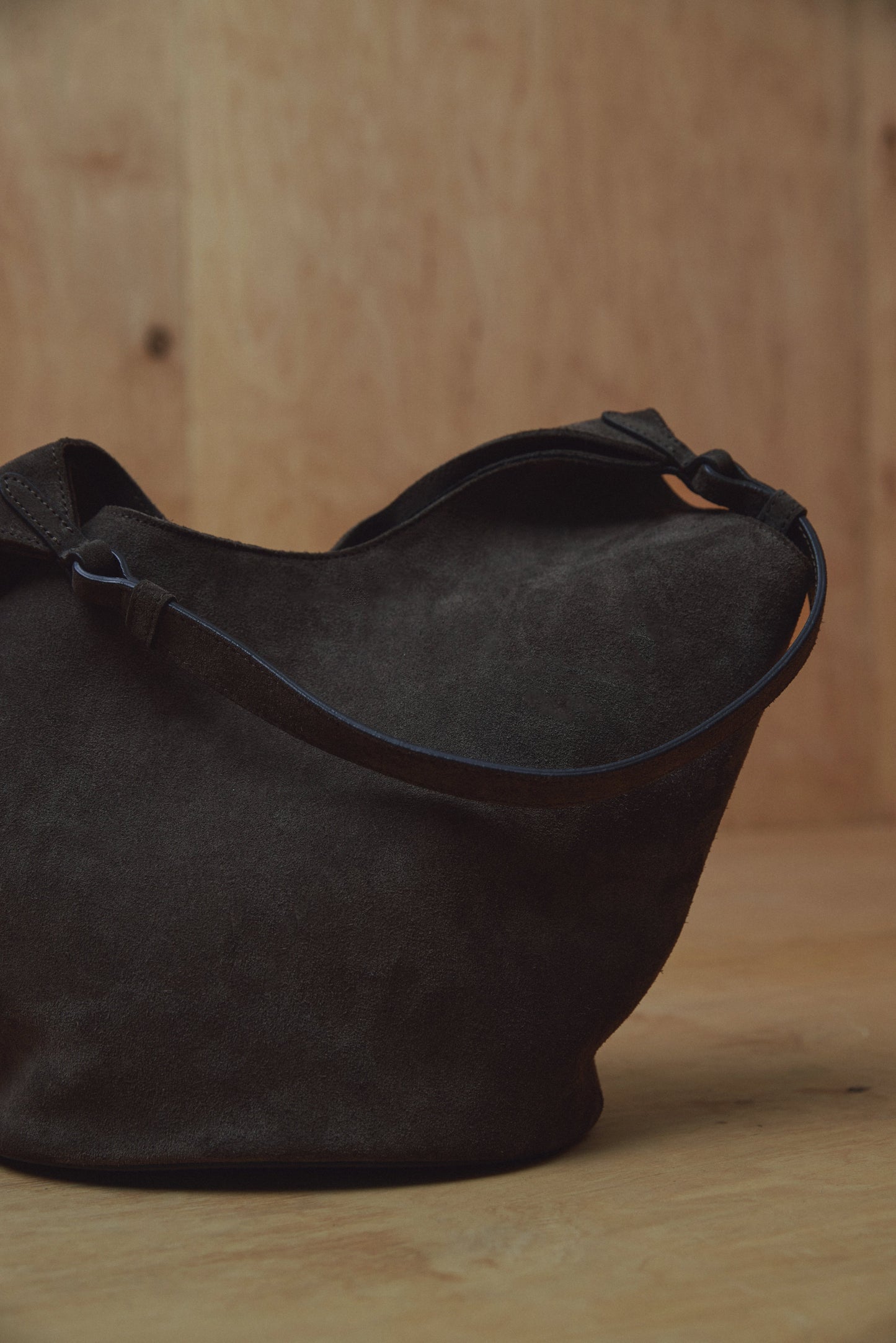 Ciemnobrązowa torebka damska typu hobo z włoskiego weluru naturalnego Premium Estro ER00118144