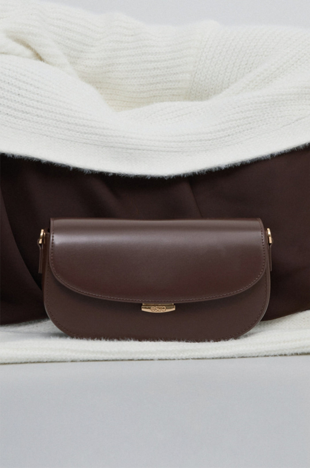 Ciemnobrązowa torebka damska na ramię w kształcie podkowy ze skóry naturalnej Estro ER00117258.