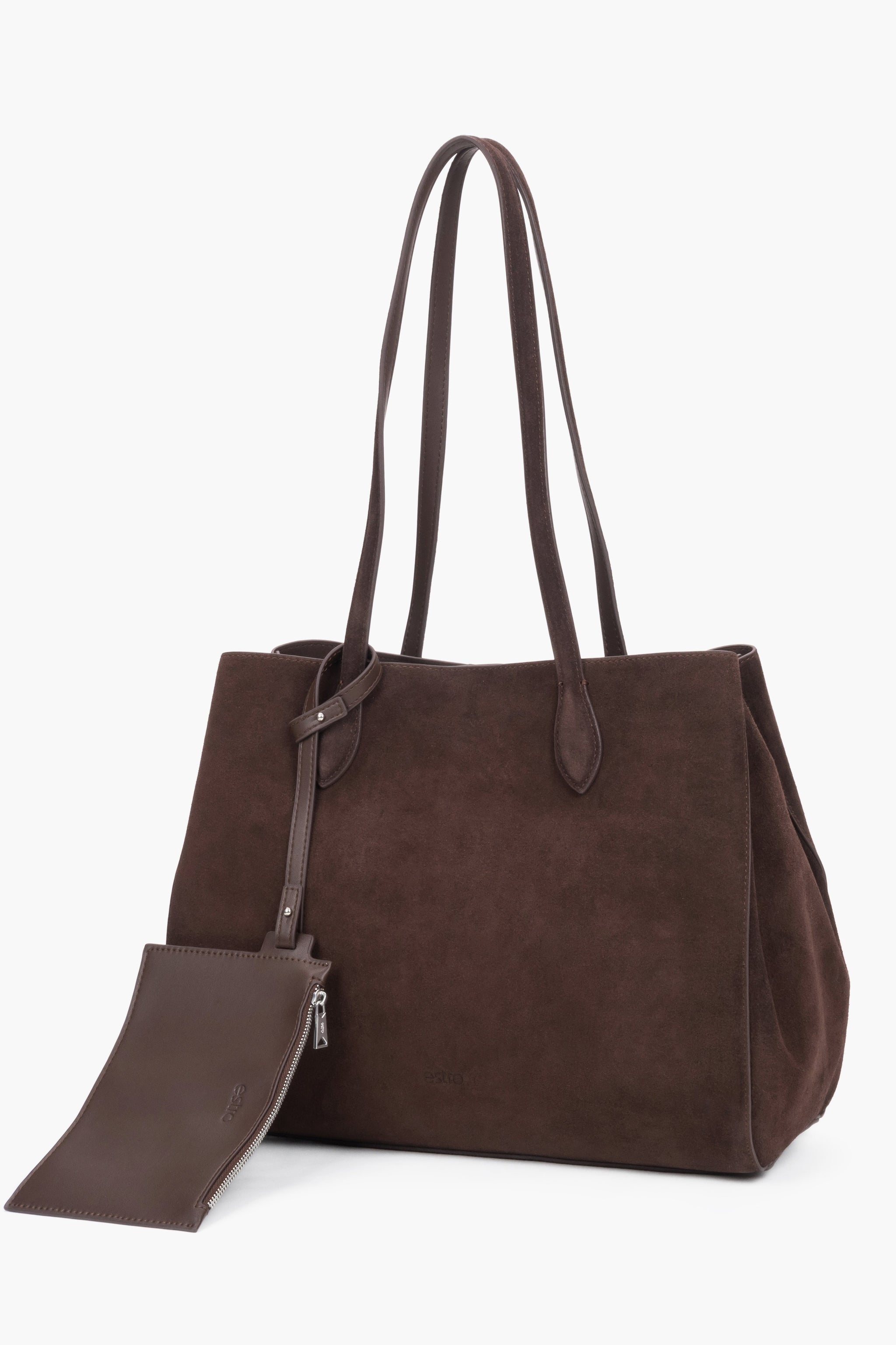 Ciemnobrązowa torebka shopper Estro z naturalnego weluru, prezentująca minimalistyczny front oraz długie, komfortowe rączki do noszenia na ramieniu.
