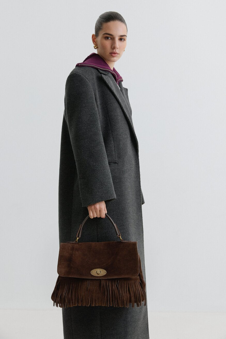 Mała ciemnobrązowa torebka damska z naturalnego włoskiego weluru z frędzlami Estro ER00117426.