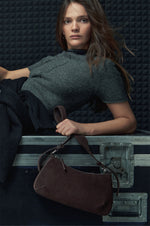 Ciemnobrązowa welurowa torebka damska na ramię Estro ER00118435.