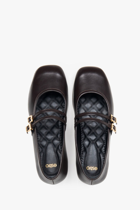 Skórzane baleriny ze sprzączką w odcieniu ciemnobrązowym.