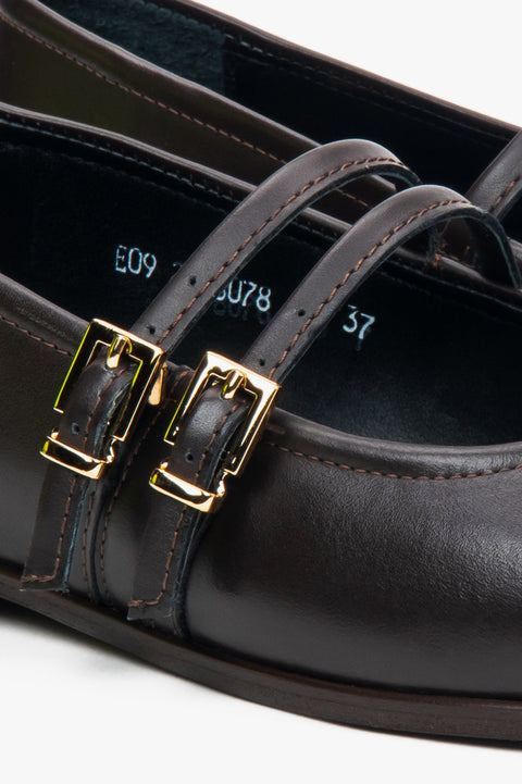 Klasyczne ciemnobrązowe baleriny damskie z ozdobną sprzączką.