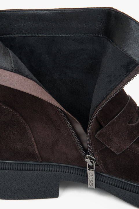 Ciemnobrązowe botki damskie z weluru naturalnego z lekkim ociepleniem.