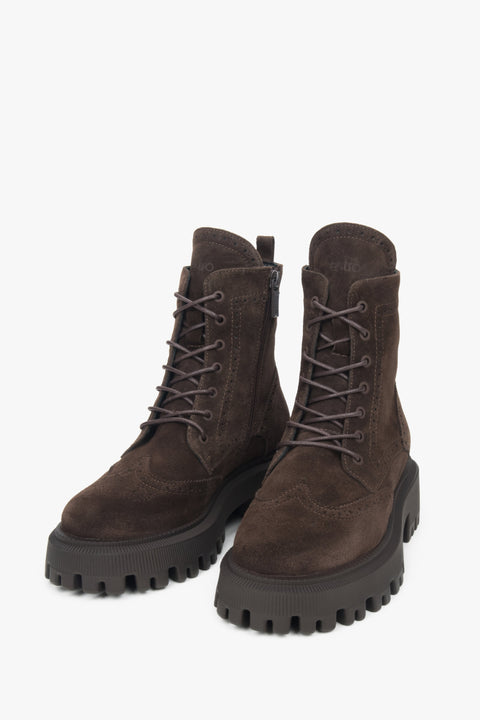 Eleganckie, wiązane botki dla kobiet od Estro, uszyte z luksusowego, naturalnego weluru włoskiego pochodzenia.