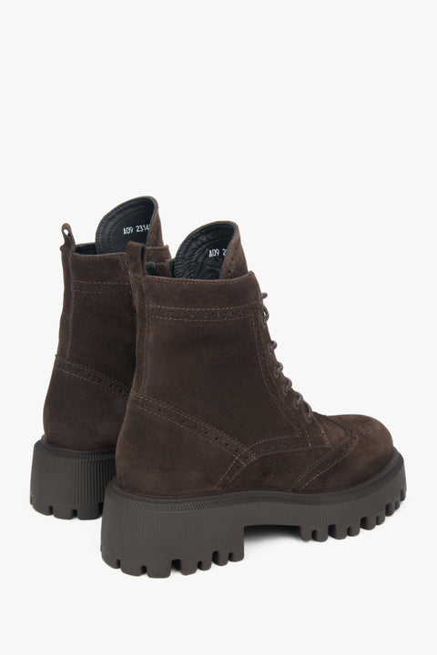 Ciemnobrązowe botki damskie Estro z wiązaniem – propozycja dla ceniących sobie komfort i jakość włoskiego, naturalnego weluru.