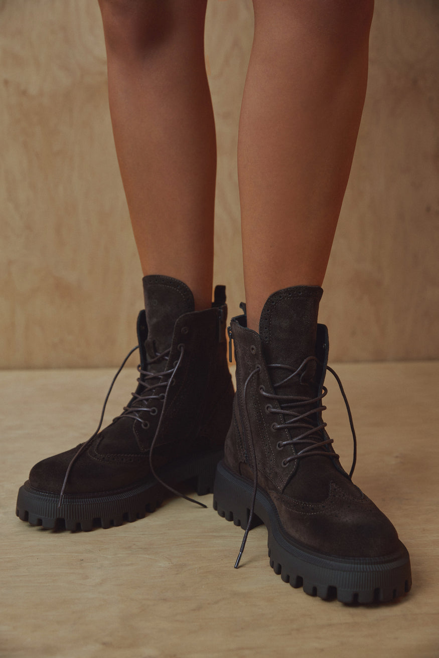 Ciemnobrązowe botki damskie z włoskiego weluru naturalnego ze sznurowaniem Estro ER00117903