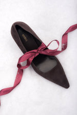 Ciemnobrązowe buty damskie na obcasie z weluru naturalnego Estro ER00118169.