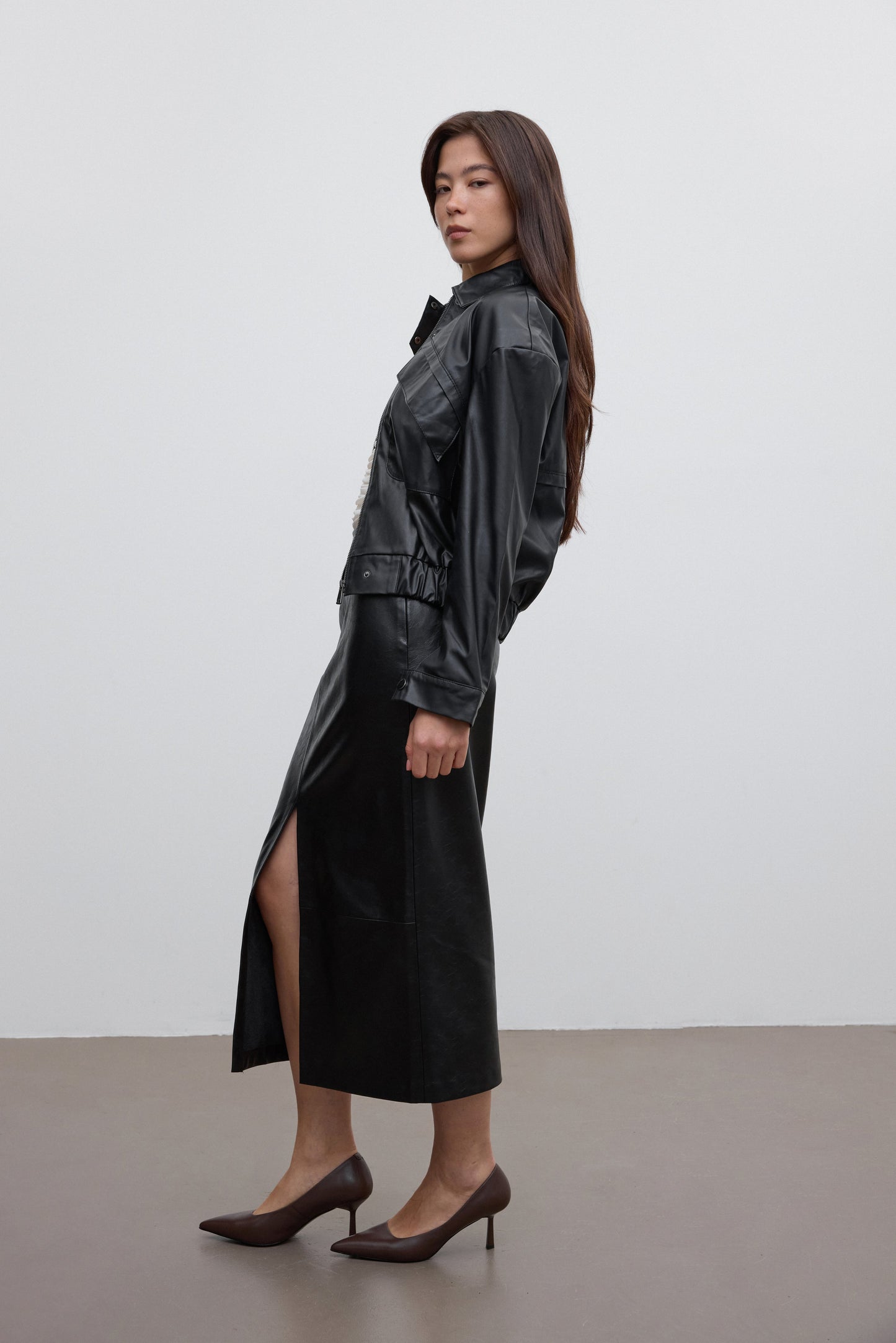 Ciemnobrązowe buty na obcasie w szpic ze skóry naturalnej Estro.