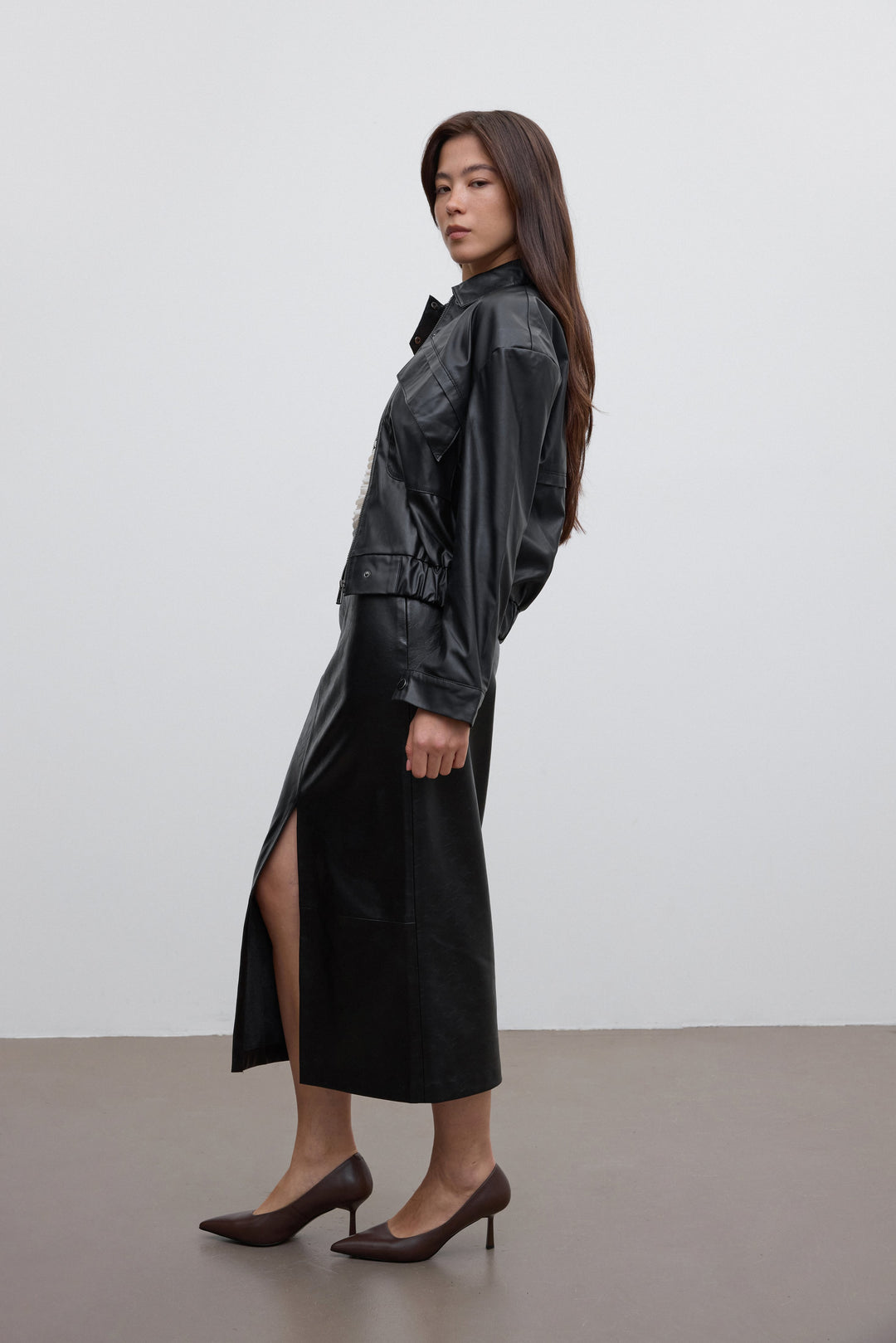 Ciemnobrązowe buty na obcasie w szpic ze skóry naturalnej Estro.