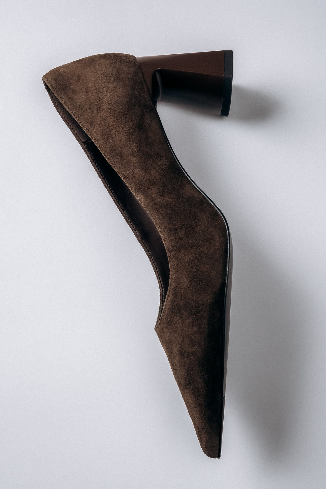 Ciemnobrązowe buty na stabilnym słupku z weluru naturalnego z czubkiem w szpic Estro ER00119249.