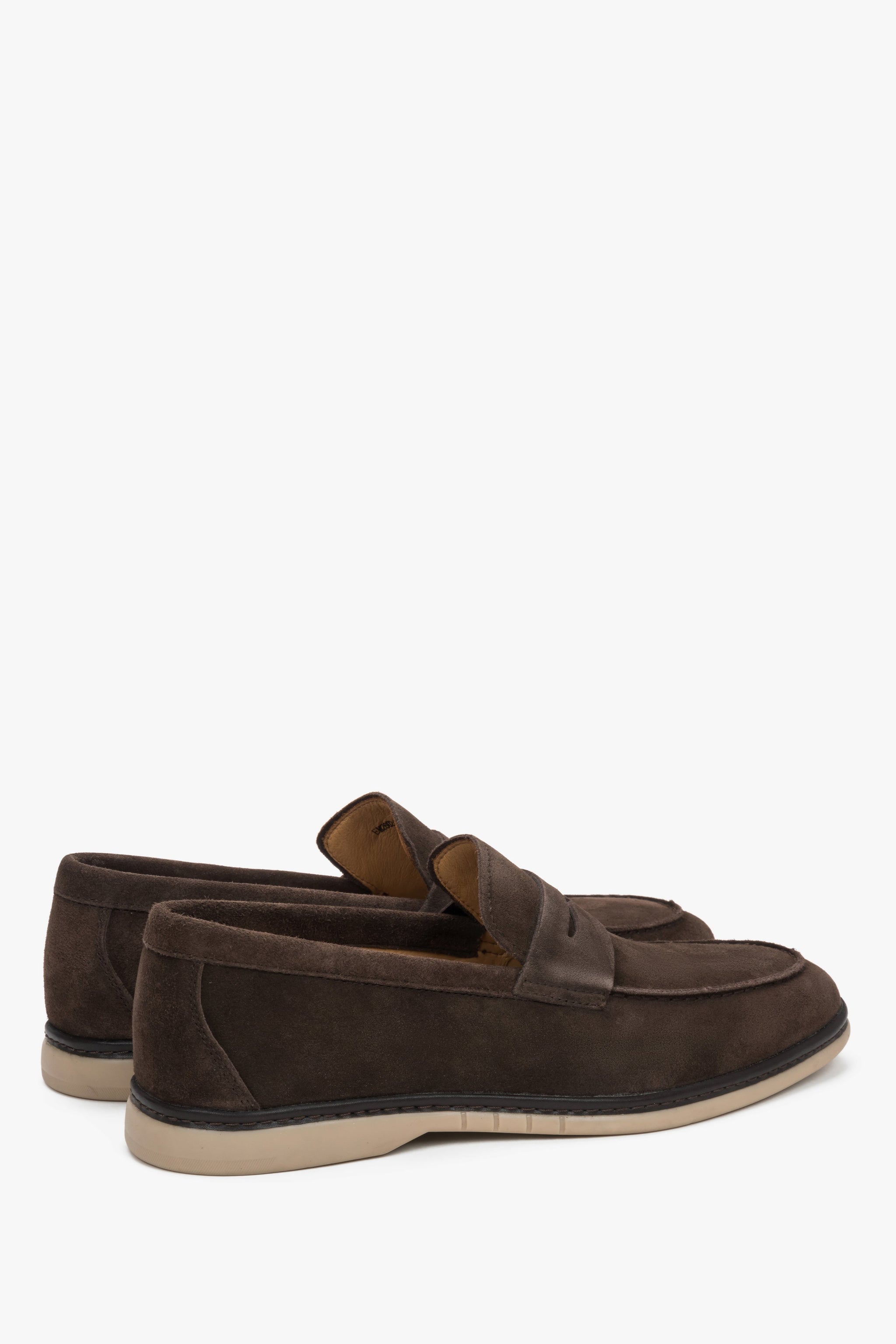 Ciemnobrązowe casualowe loafersy męskie Estro, z miękkiego weluru naturalnego.