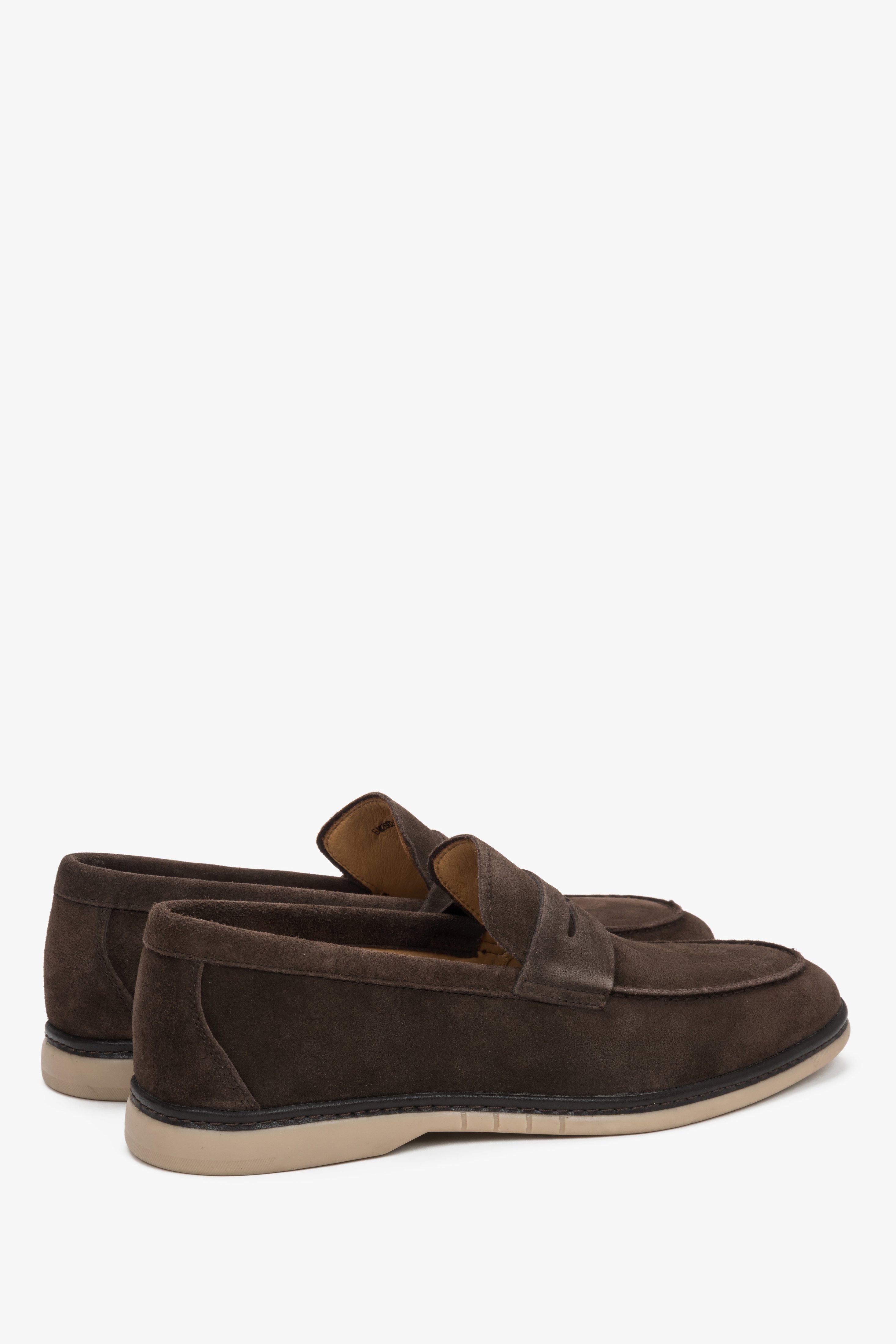 Ciemnobrązowe casualowe loafersy męskie Estro, z miękkiego weluru naturalnego.