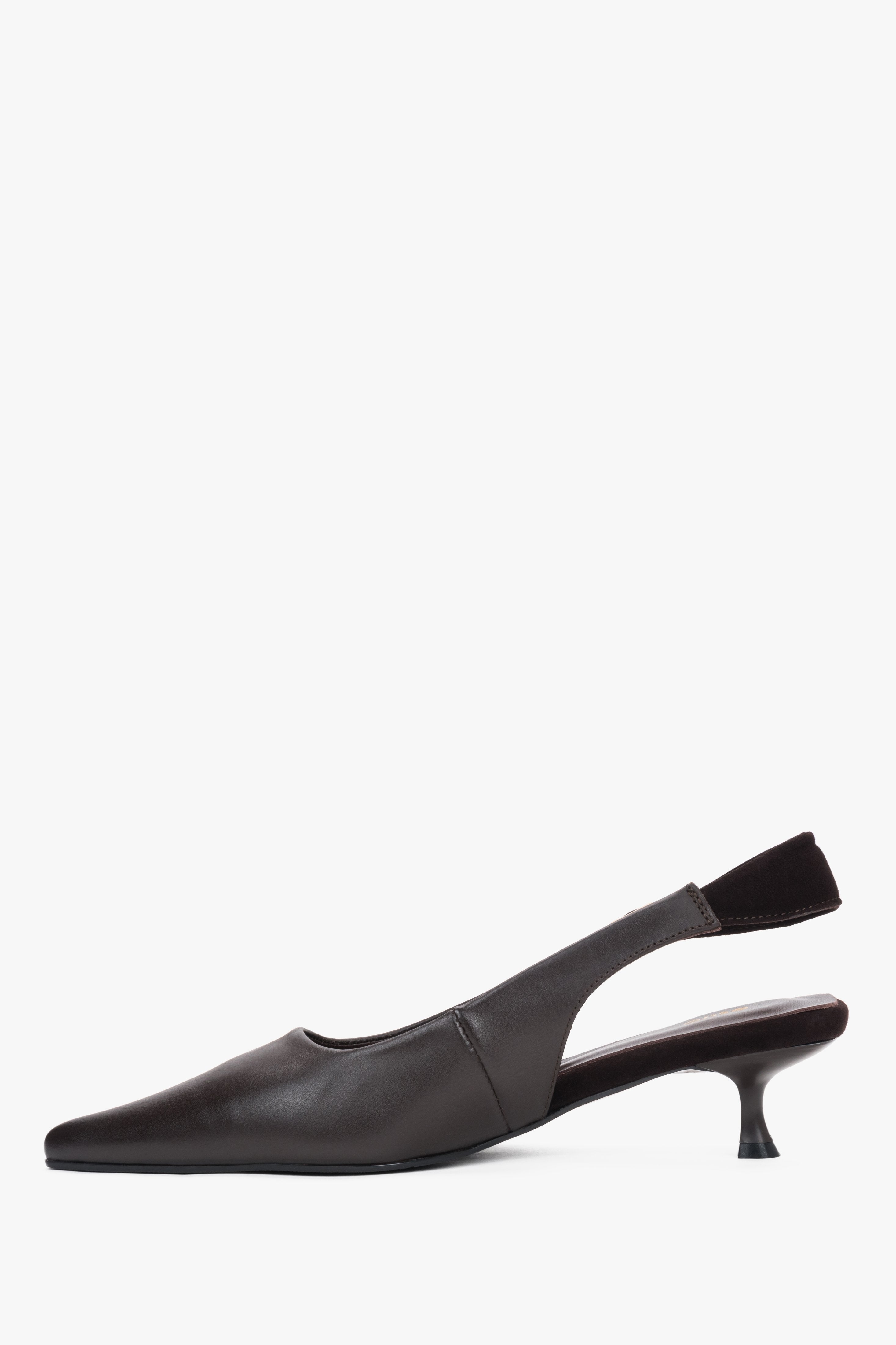 Damskie ciemnobrązowe czółenka typu slingback na obcasie kitten heel Estro.
