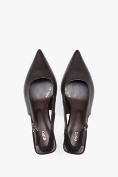 Czółenka damskie typu slingback, ciemnobrązowe, na obcasie kitten heel, Estro.