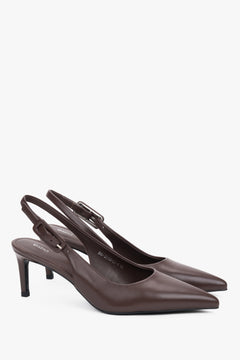 Ciemnobrązowe czółenka damskie typu slingback ze skóry naturalnej na stabilnej szpilce.