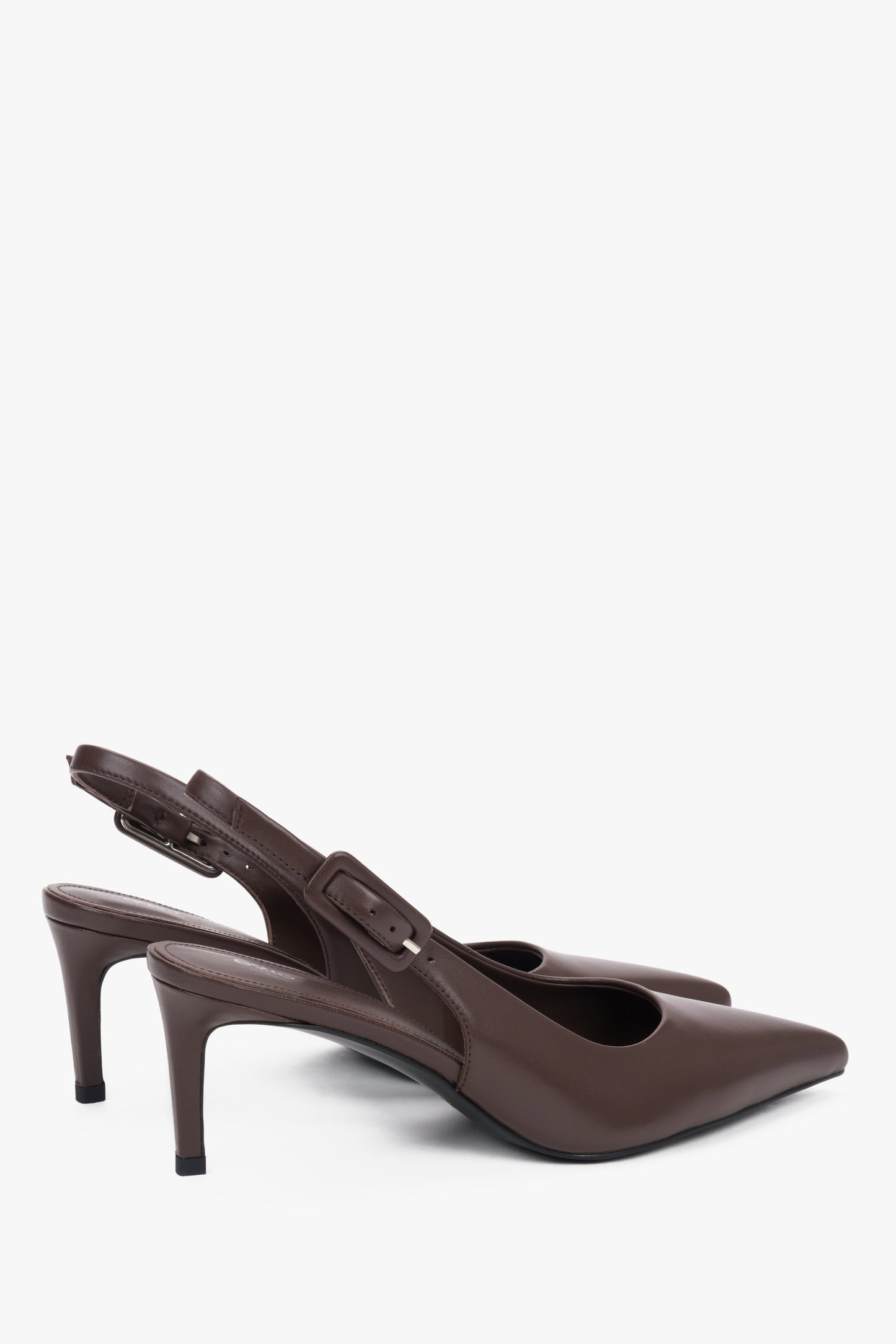 Ciemnobrązowe czółenka damskie Estro, typu slingback, ze skóry naturalnej, na stabilnej szpilce.