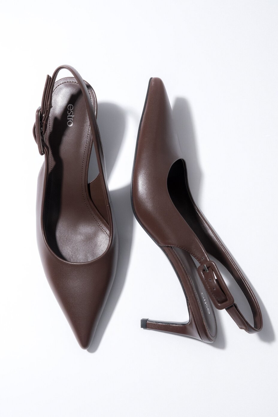 Ciemnobrązowe czółenka damskie typu slingback ze skóry naturalnej na stabilnej szpilce Estro ER00119690.
