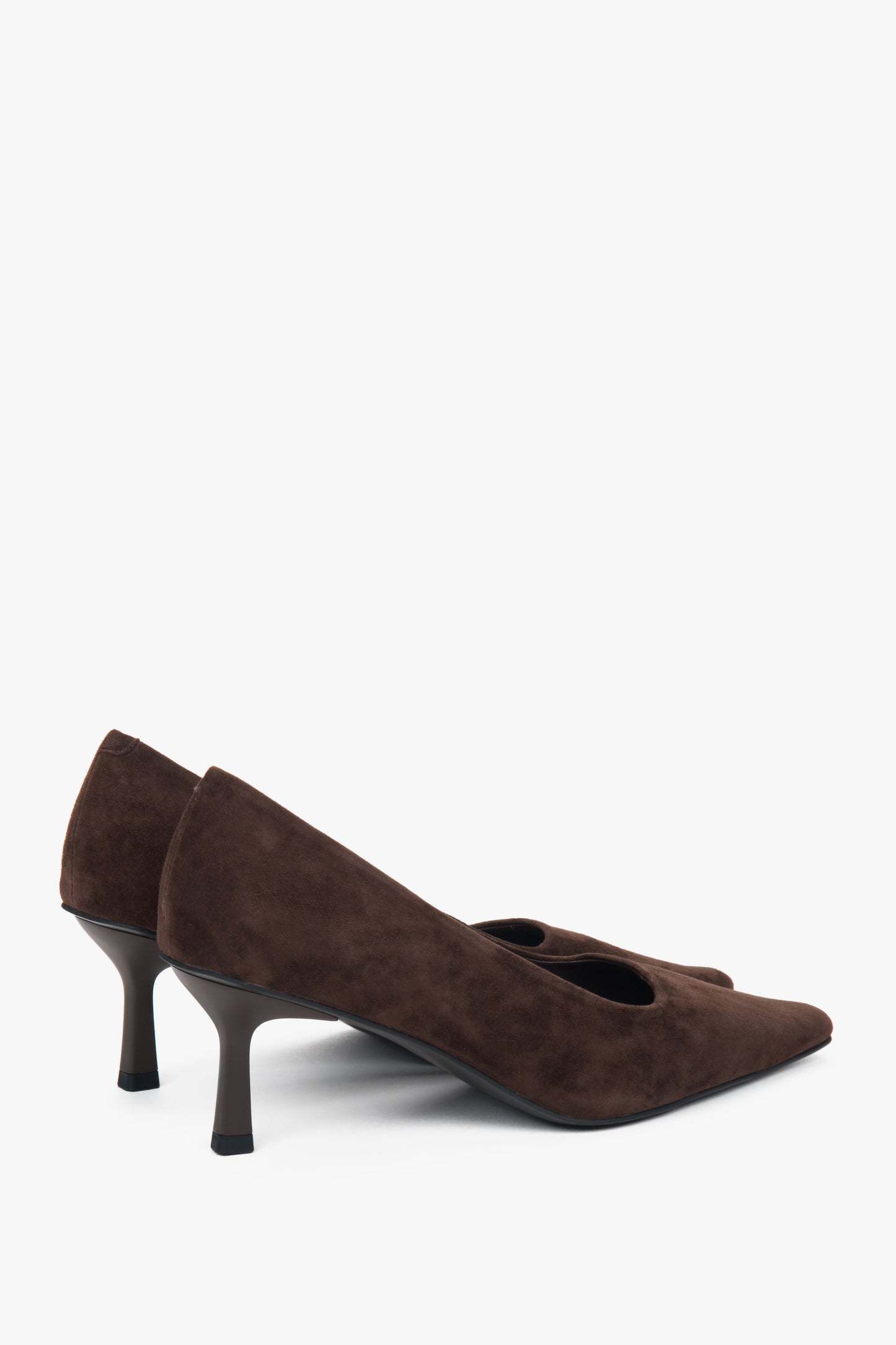 Z miękkiego weluru naturalnego, ciemnobrązowe czółenka damskie w szpic Estro.