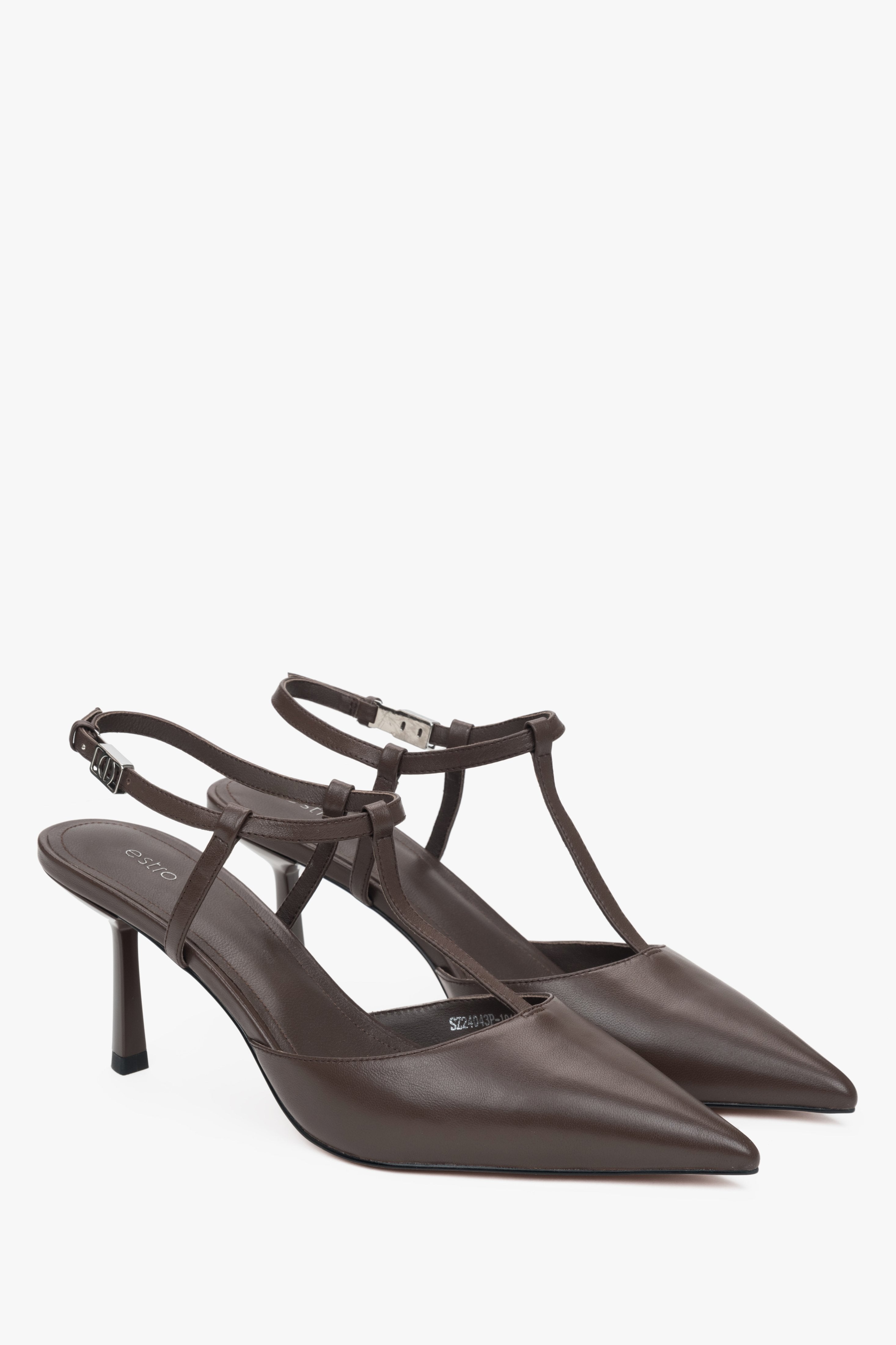 Eleganckie ciemnobrązowe czółenka damskie Estro, o fasonie slingback, na smukłej szpilce i z wyrafinowanym czubkiem w szpic.