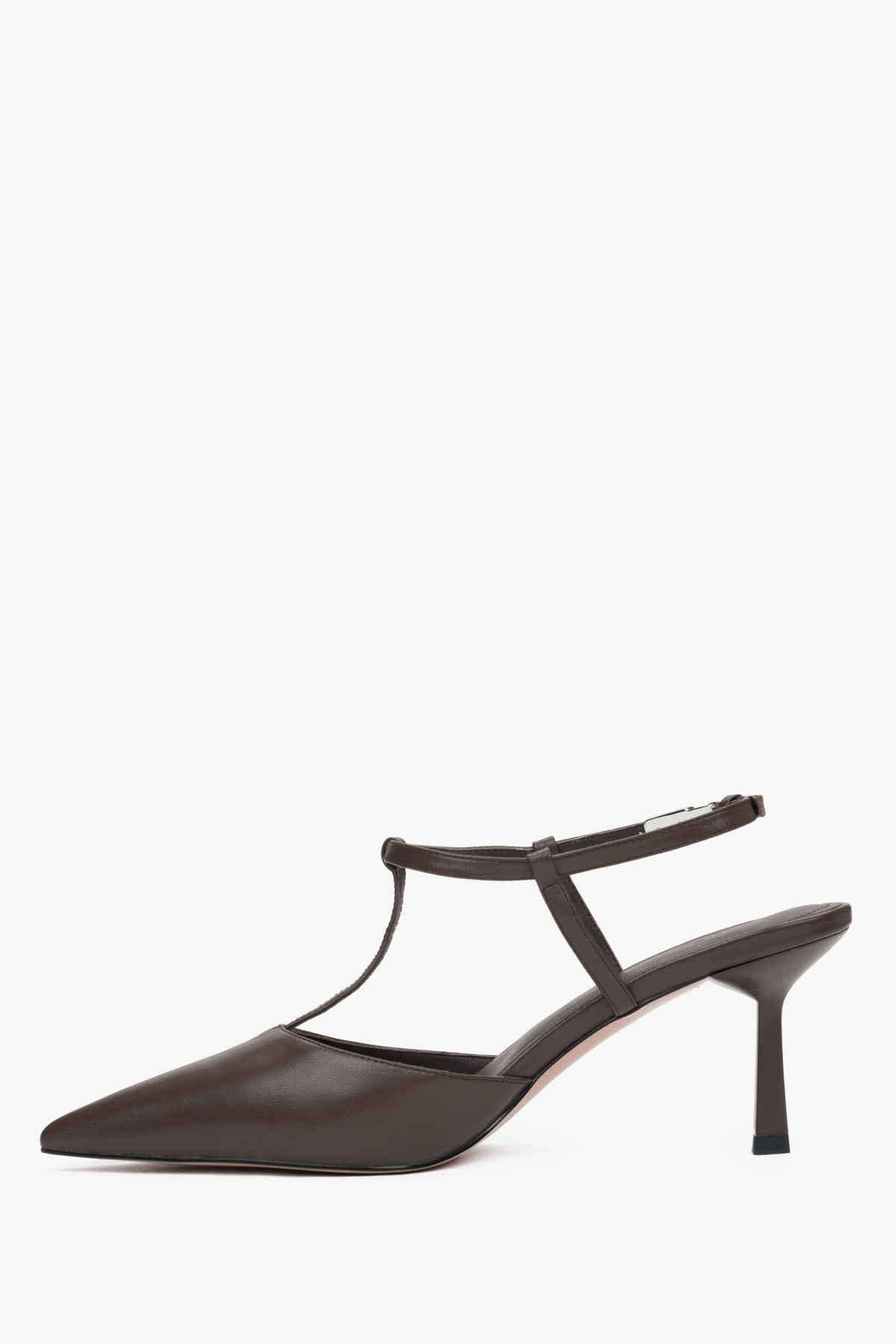 Stylowe ciemnobrązowe czółenka damskie Estro, typu slingback, osadzone na smukłej szpilce, z modnym czubkiem w szpic, dodającym klasy. 