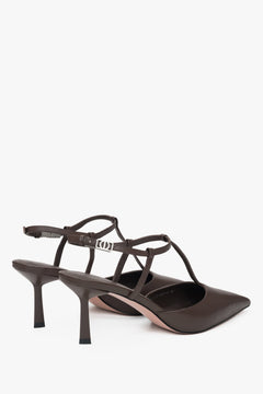 Klasyczne ciemnobrązowe czółenka damskie Estro, o fasonie slingback.