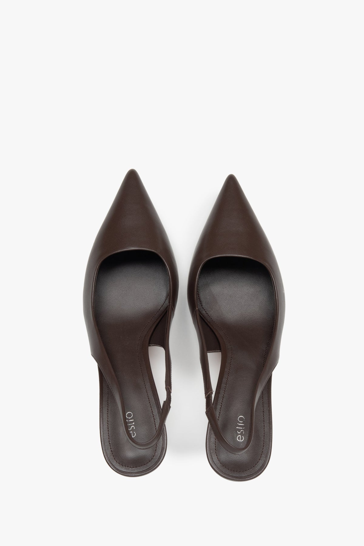 Ponadczasowe ciemnobrązowe czółenka marki Estro, o fasonie slingback, z wysmuklającym, wysokim obcasem - prezentacja z góry.