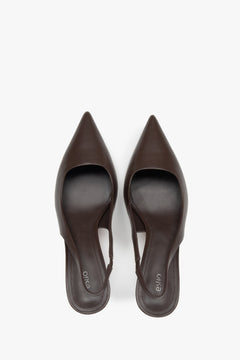 Ponadczasowe ciemnobrązowe czółenka marki Estro, o fasonie slingback, z wysmuklającym, wysokim obcasem - prezentacja z góry.