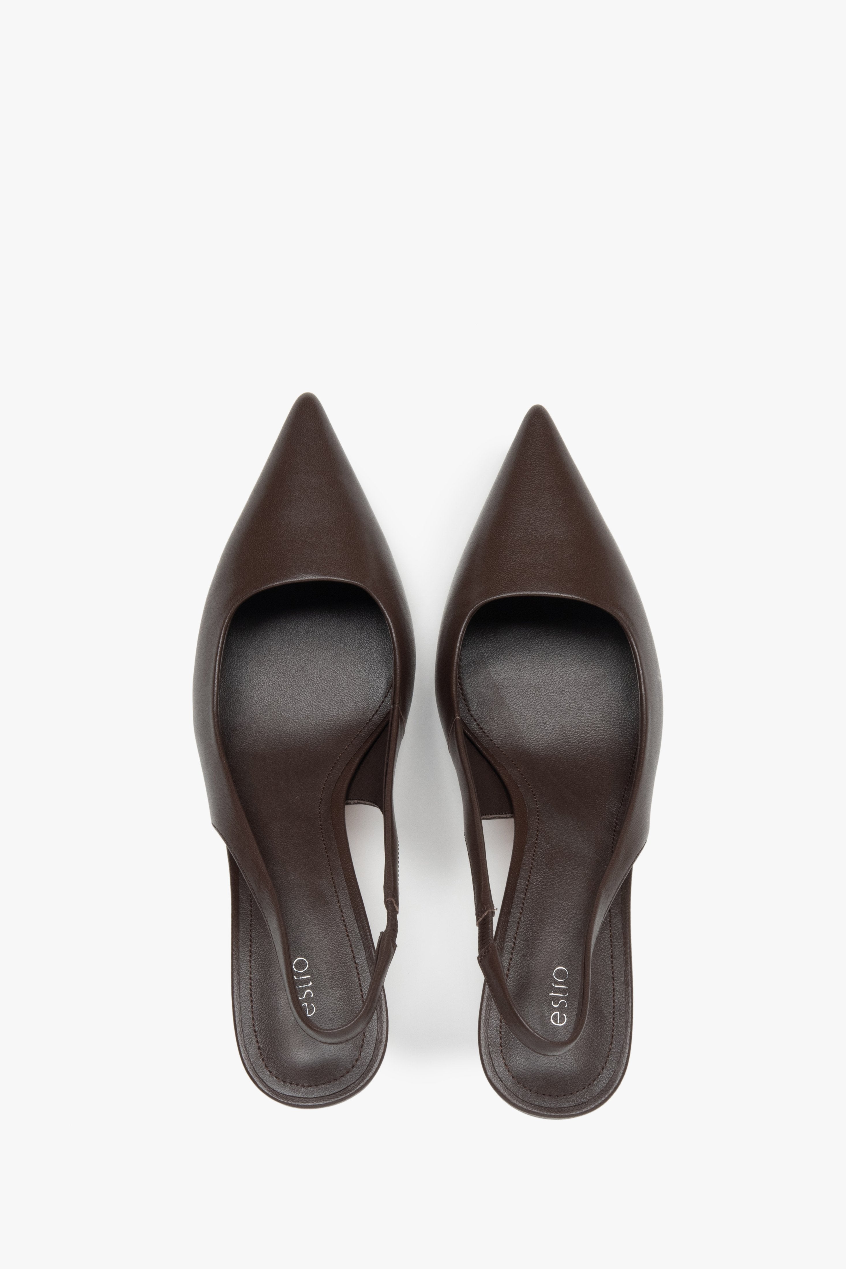 Ponadczasowe ciemnobrązowe czółenka marki Estro, o fasonie slingback, z wysmuklającym, wysokim obcasem - prezentacja z góry.