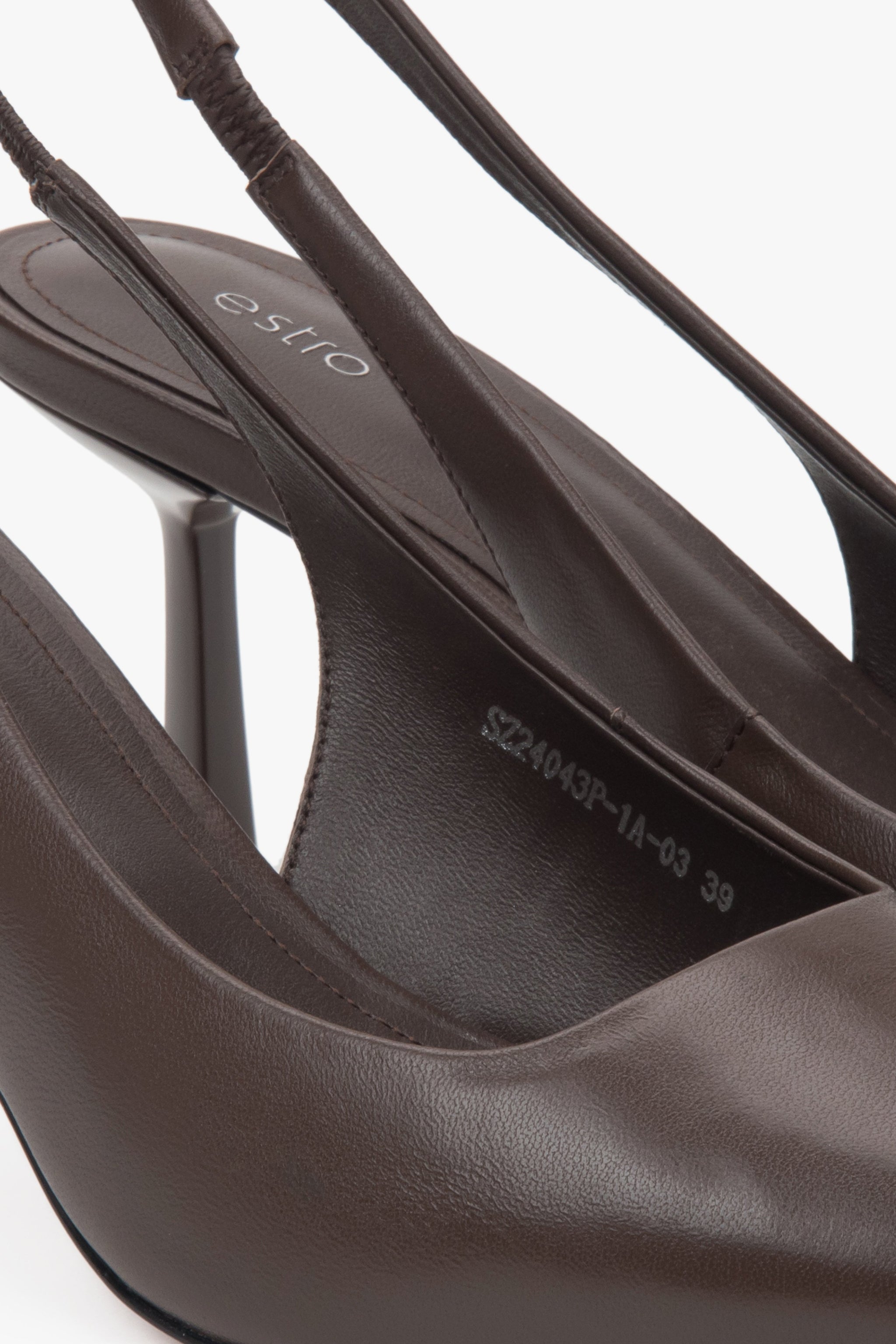Ciemnobrązowe czółenka typu slingback na wysokim obcasie od Estro - zbliżenie na detale.