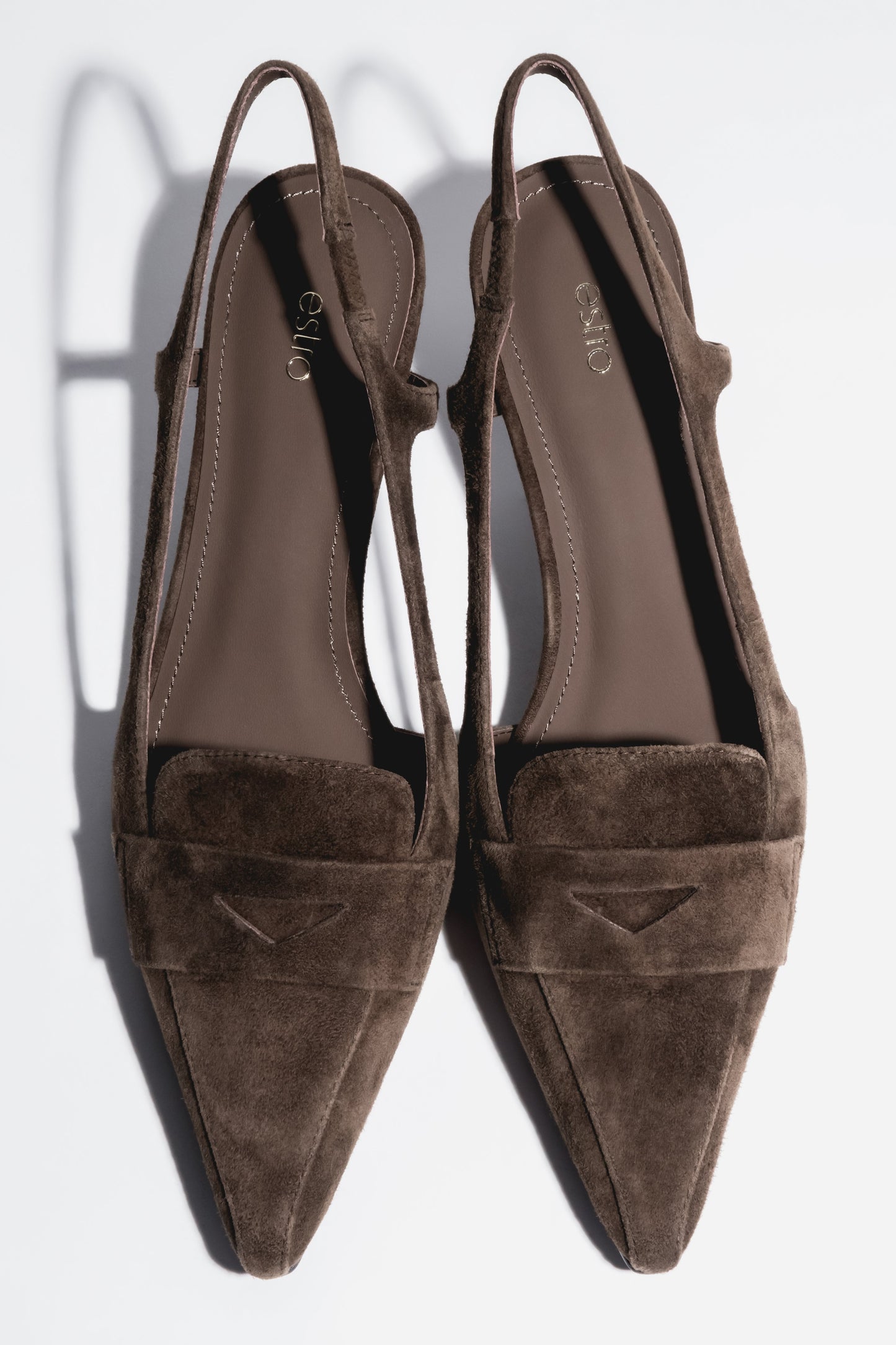Ciemnobrązowe czółenka - slingbacki z weluru naturalnego na obcasie typu kitten heel Estro ER00119496.