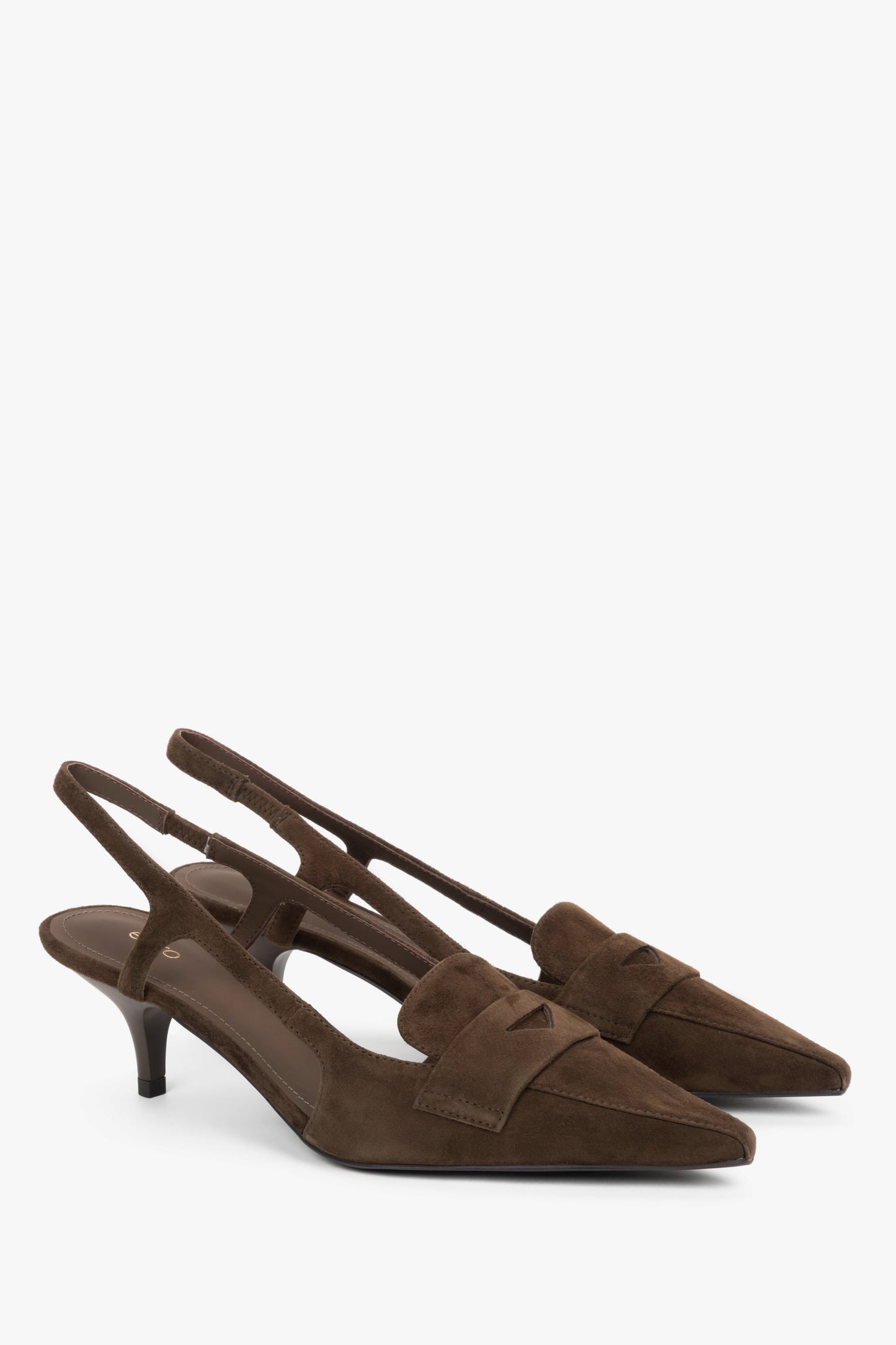 Damskie ciemnobrązowe czółenka - slingbacki z weluru naturalnego na obcasie kitten heel Estro.