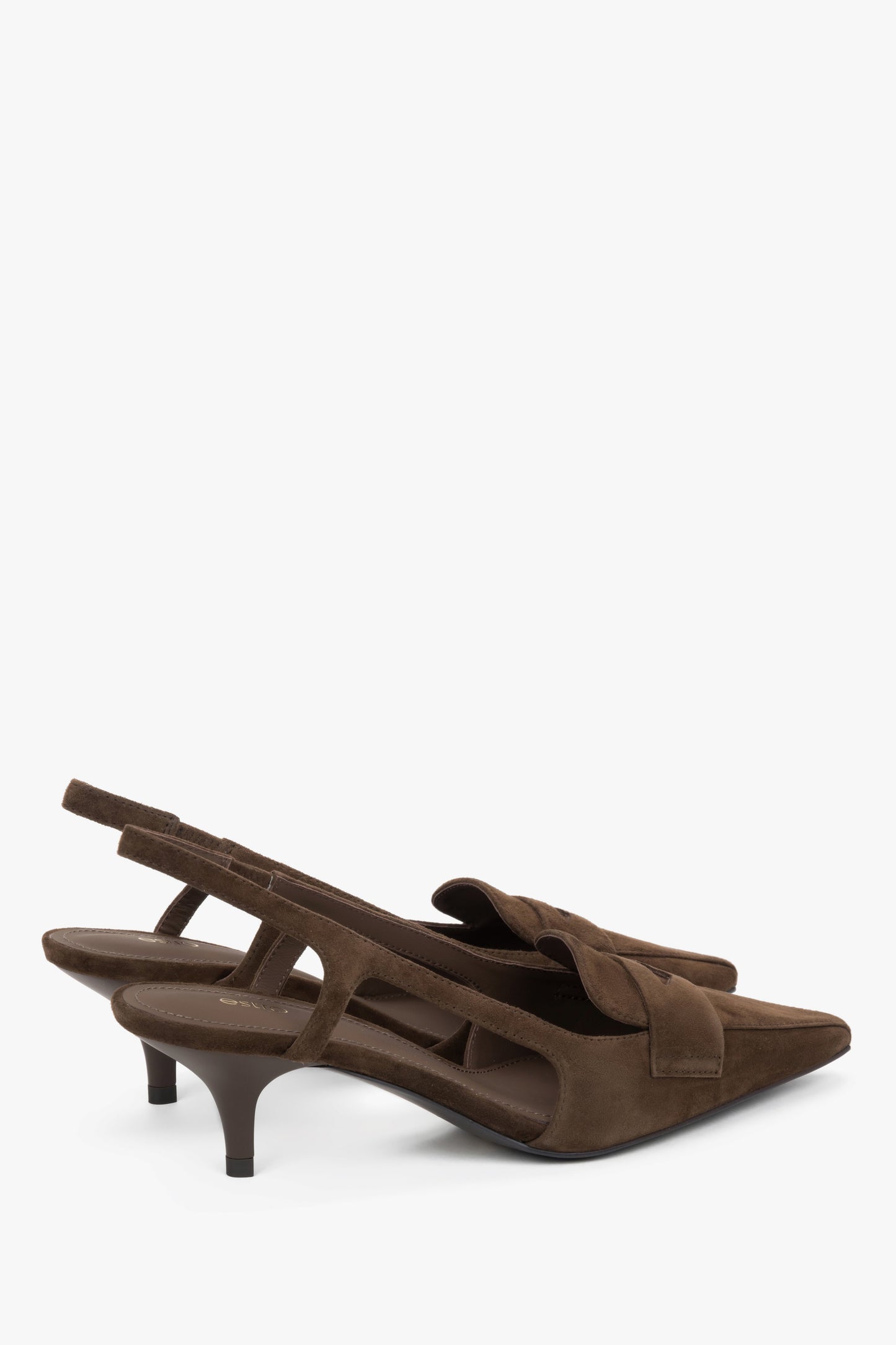 Z weluru naturalnego, ciemnobrązowe czółenka - slingbacki damskie na obcasie typu kitten heel Estro.