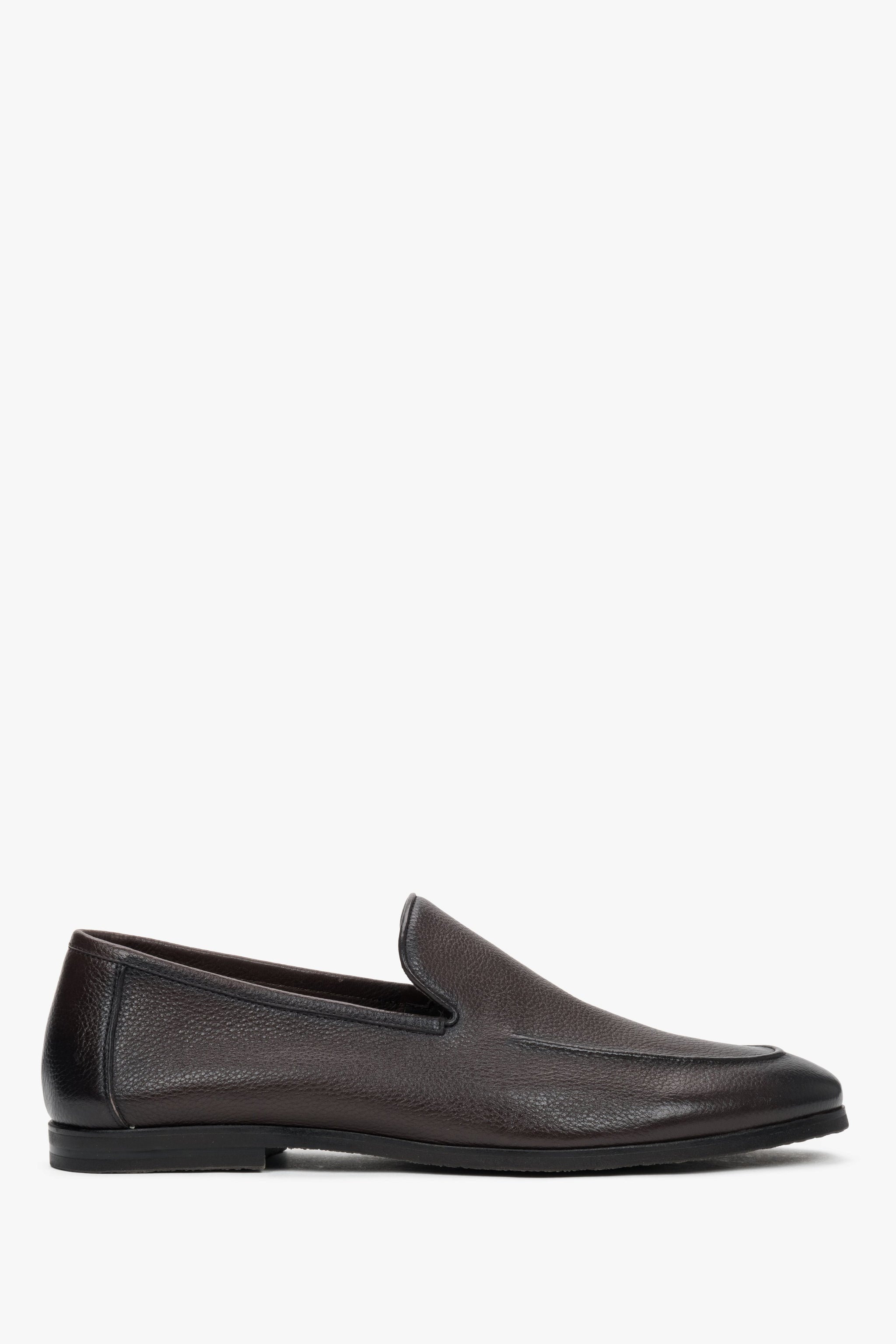 Ciemnobrązowe formalne loafersy męskie ze skóry naturalnej.