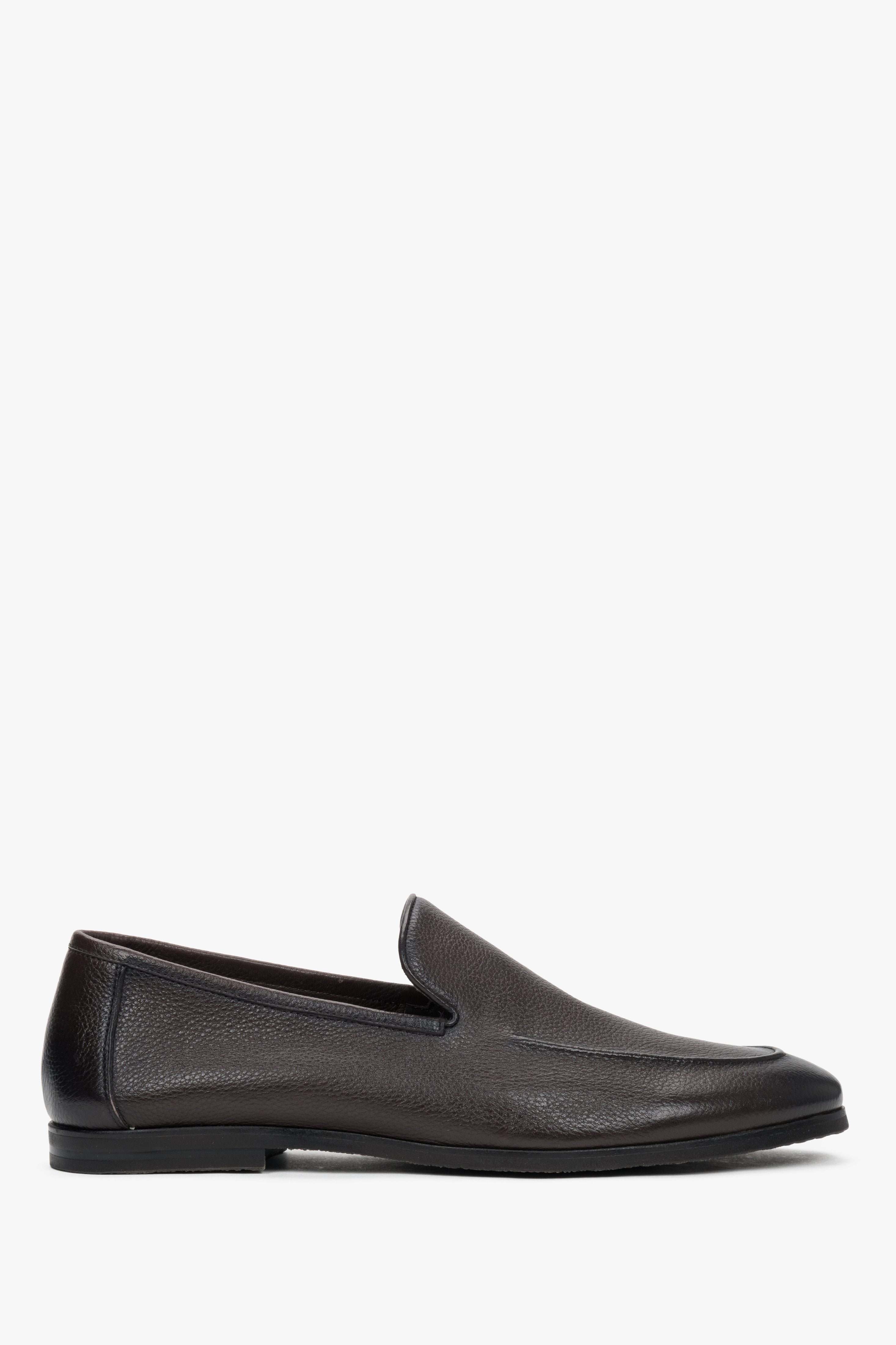 Ciemnobrązowe formalne loafersy męskie ze skóry naturalnej.